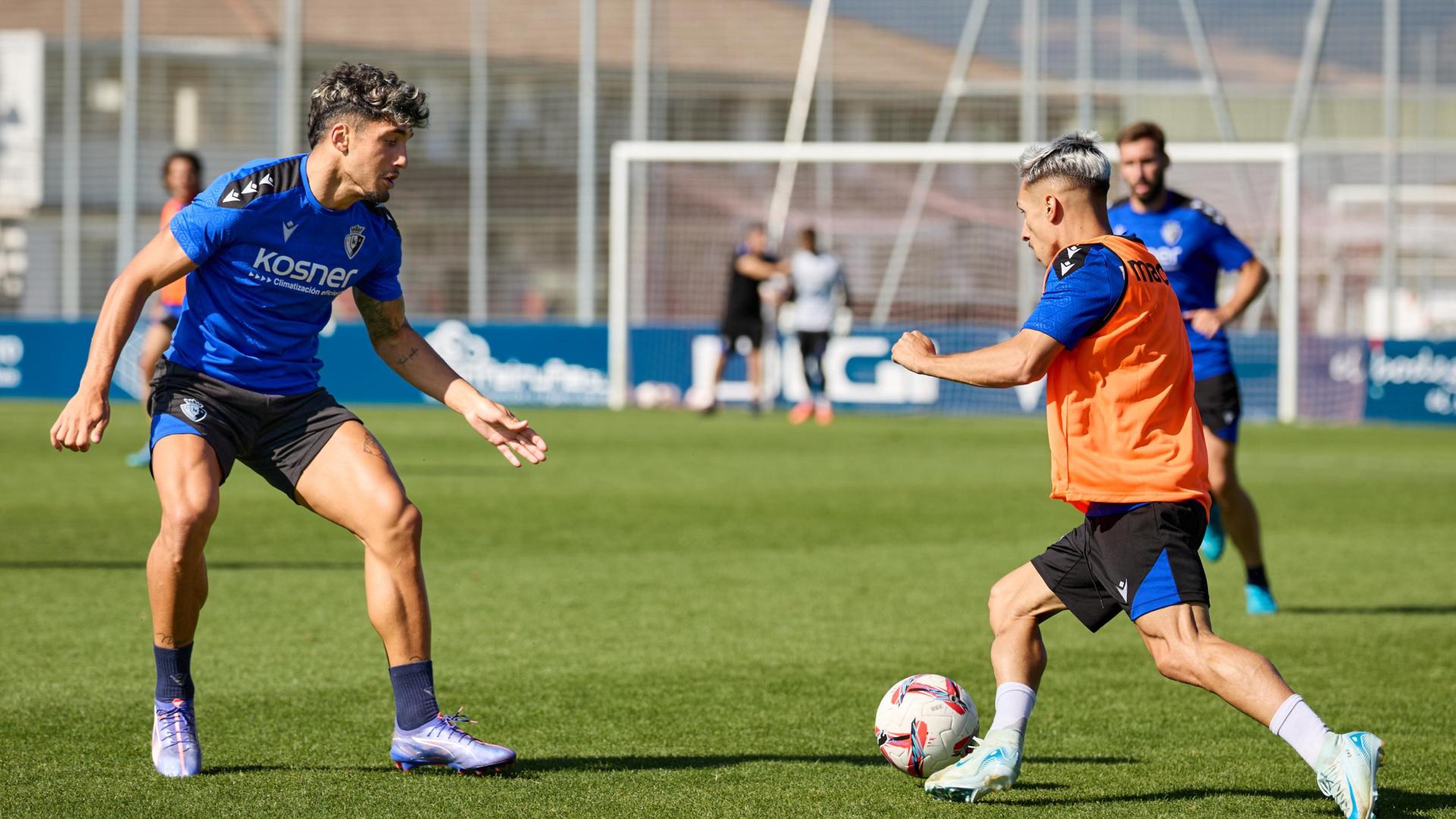 Bryan Zaragoza e Iker Benito, dos extremos frente a frente ayer en el entrenamiento