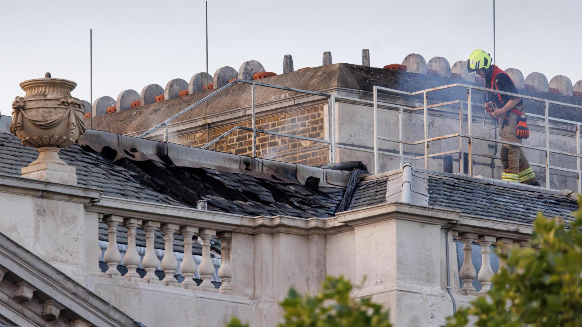 Los bomberos examinan el techo de Somerset House después de que se produjera un incendio en el ala oeste del complejo del centro de la ciudad de Londres, Gran Bretaña, el 17 de agosto de 2024