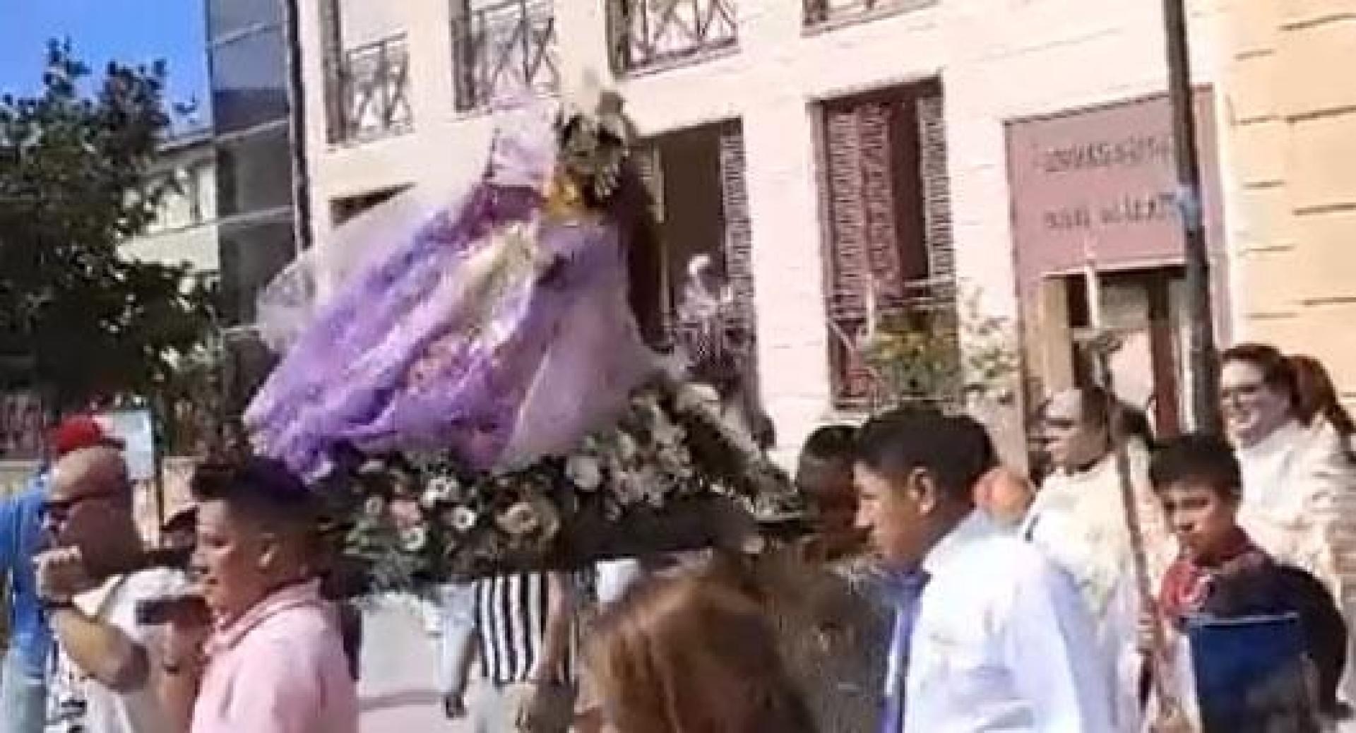 Al poco de abandonar el templo de San Miguel, en su camino hacia la parroquia de la localidad donde era esperada para que se oficiase una eucaristía en su honor, ha caído al suelo desde el paso en el que era llevada a hombros.