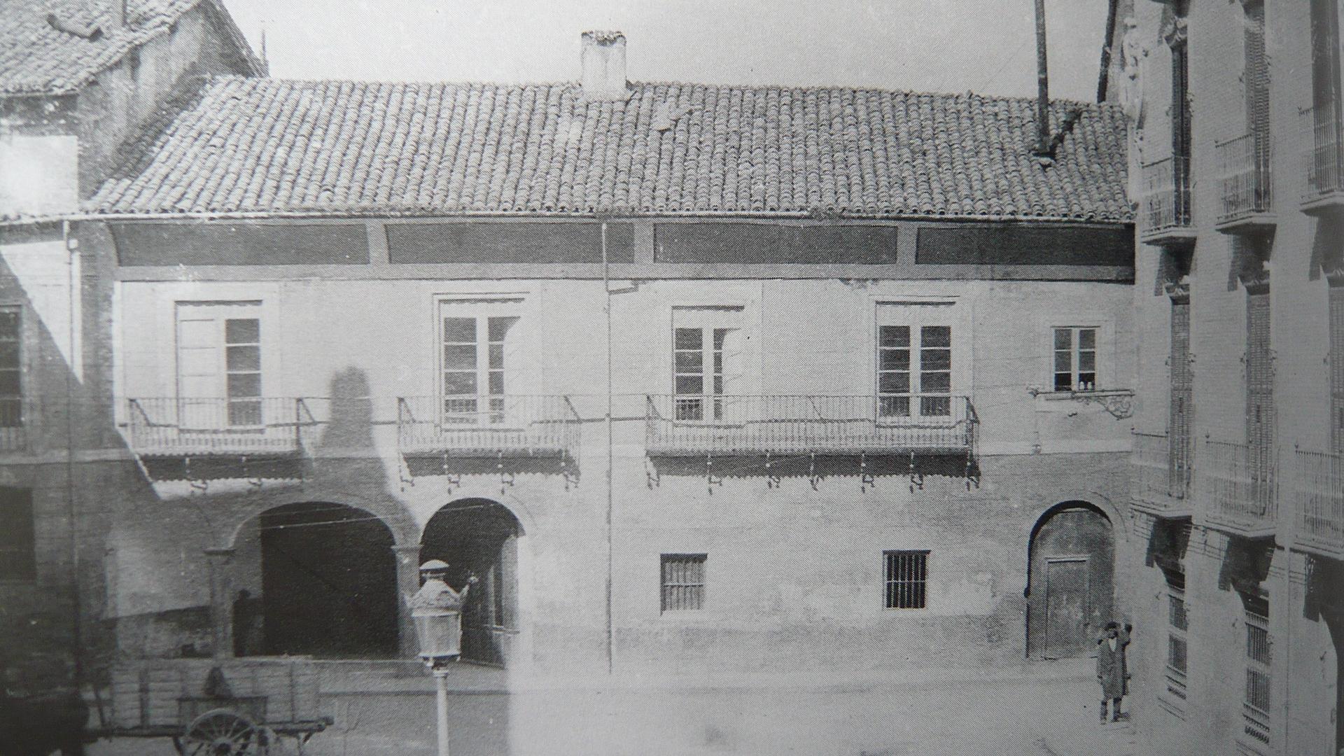 La antigua Audiencia en 1909, poco antes de su derribo