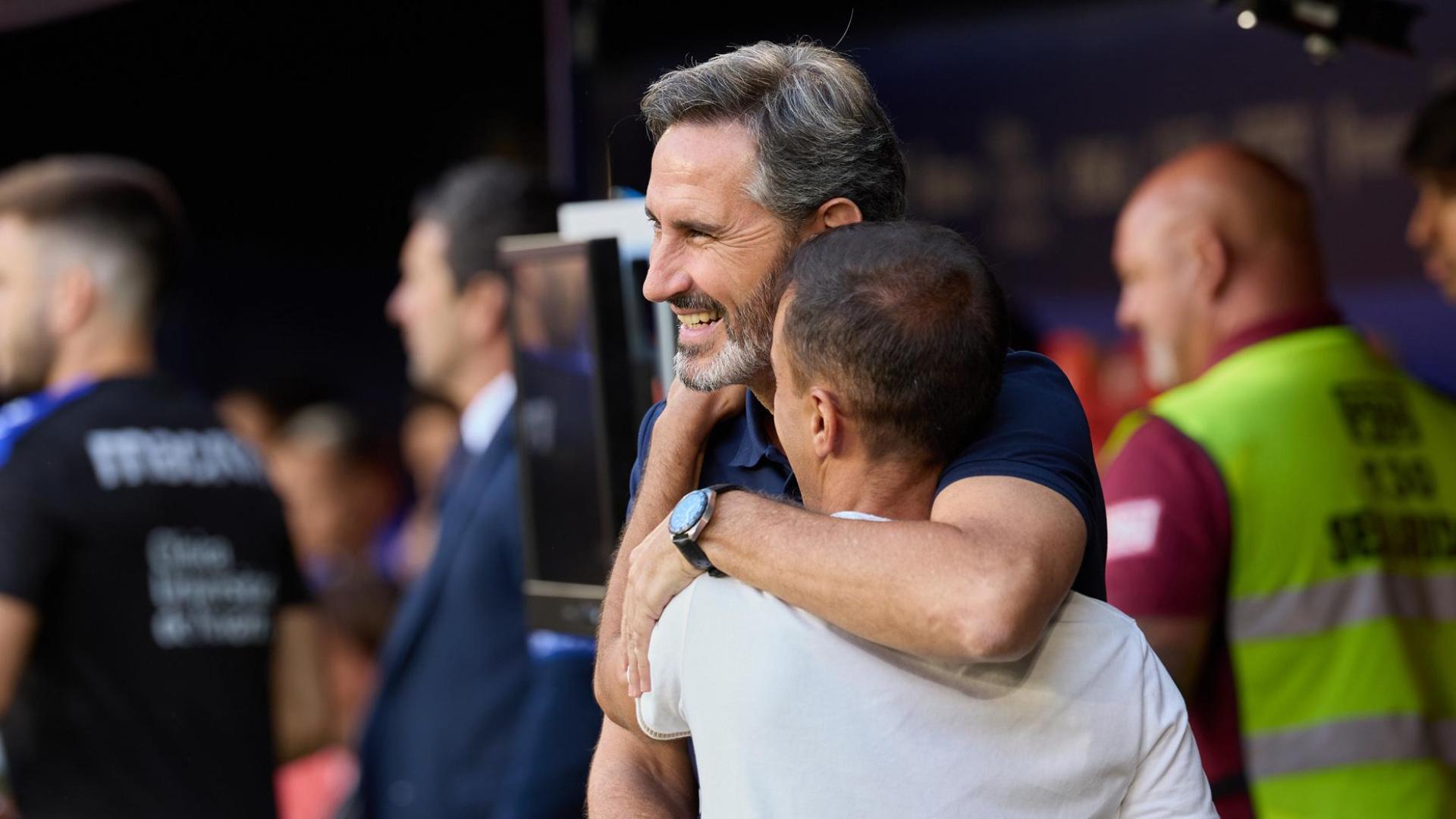 Abrazo entre Vicente Moreno y Borja Jiménez