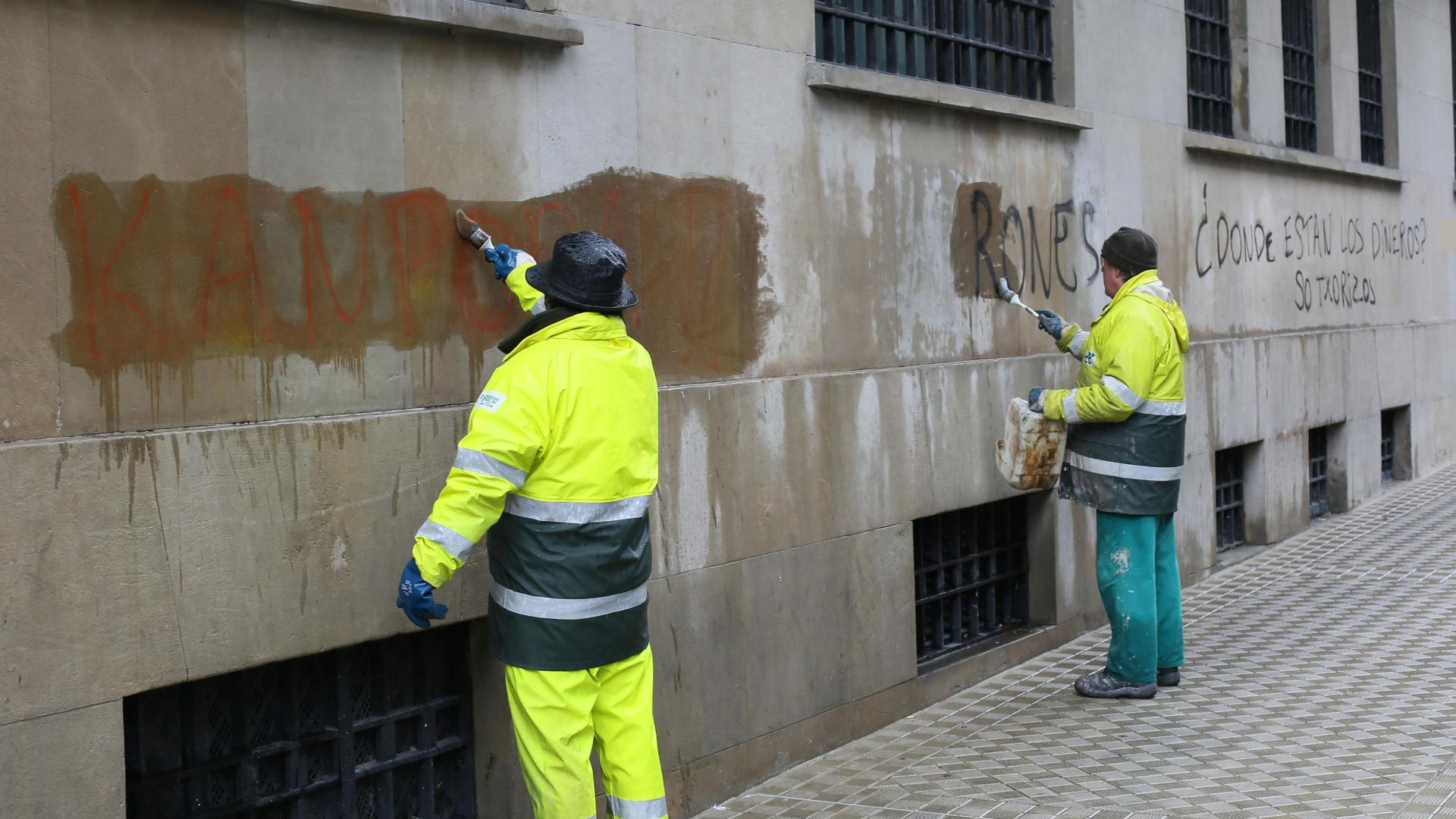 Limpieza de pintadas en una calle de Pamplona