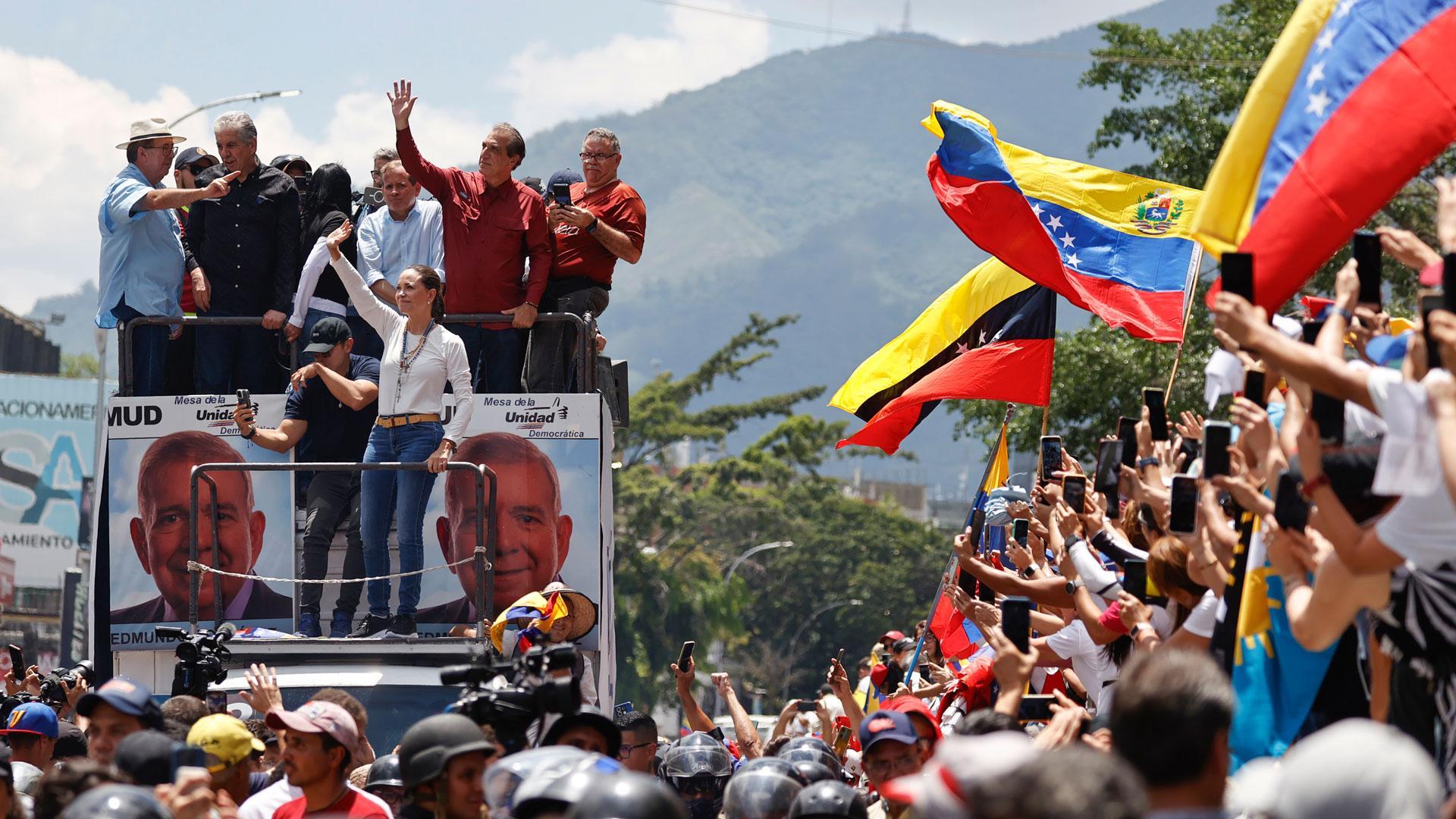 La líder de la oposición venezolana María Corina Machado saluda a seguidores este sábado, en Caracas