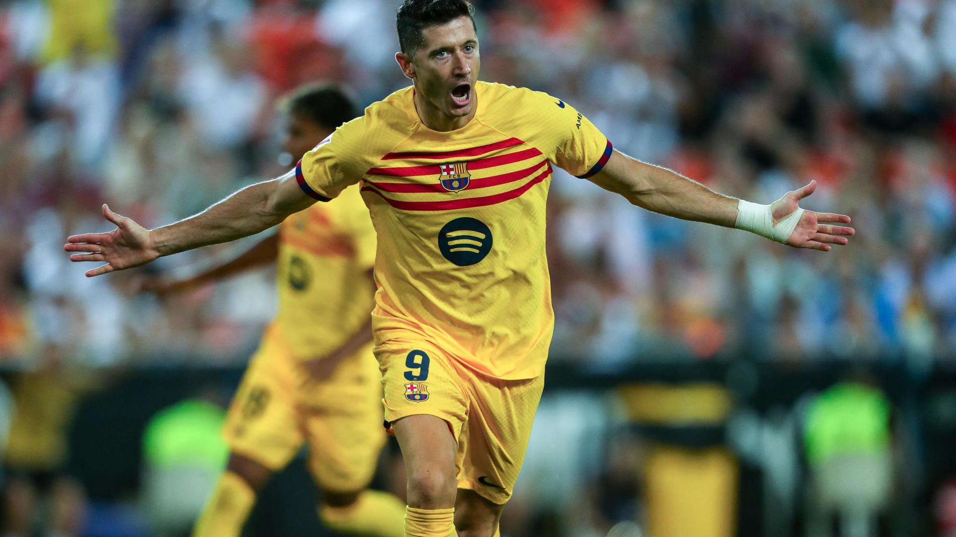 Robert Lewandowski celebra un gol en el partido Valencia-Barcelona