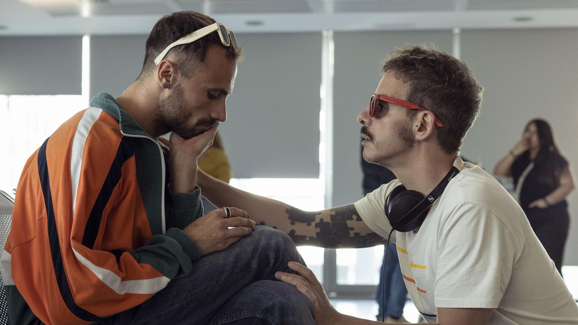 Momento del rodaje de la serie "Yo, adicto" con el protagonista, Oriol Pla (izq) y el codirector, Javier Giner