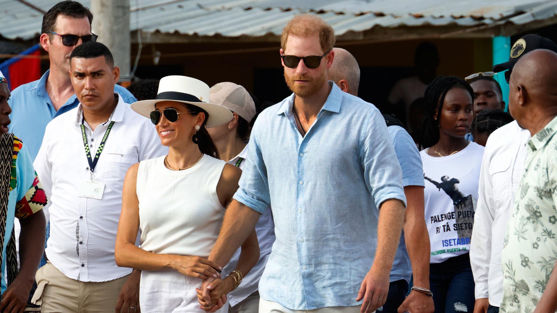 Los duques de Sussex, el príncipe Harry (c) y Meghan (i), recorren las calles durante una visita a San Basilio de Palenque (Colombia)