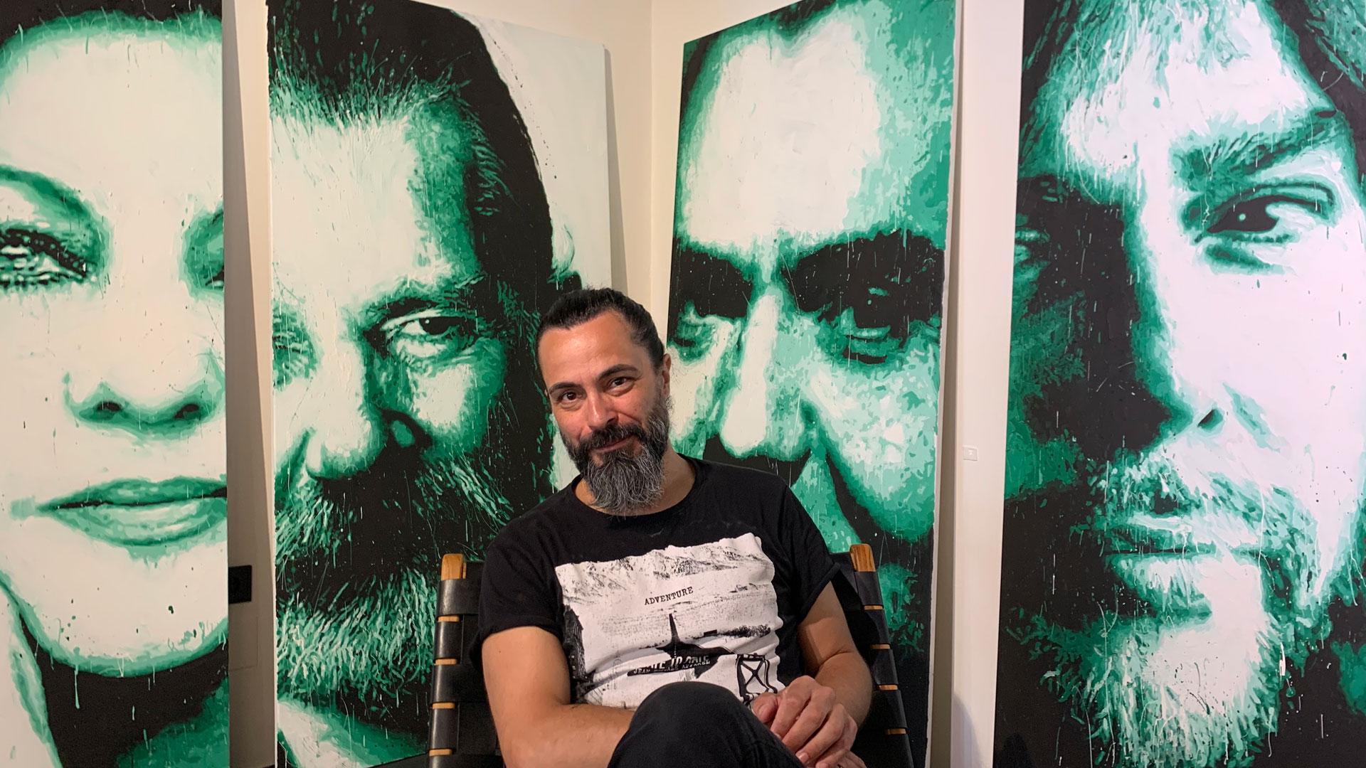 El pintor Emilio Fornieles posa en la sala de la SIM Studio Gallery de Marbella donde expone hasta el 8 de septiembre