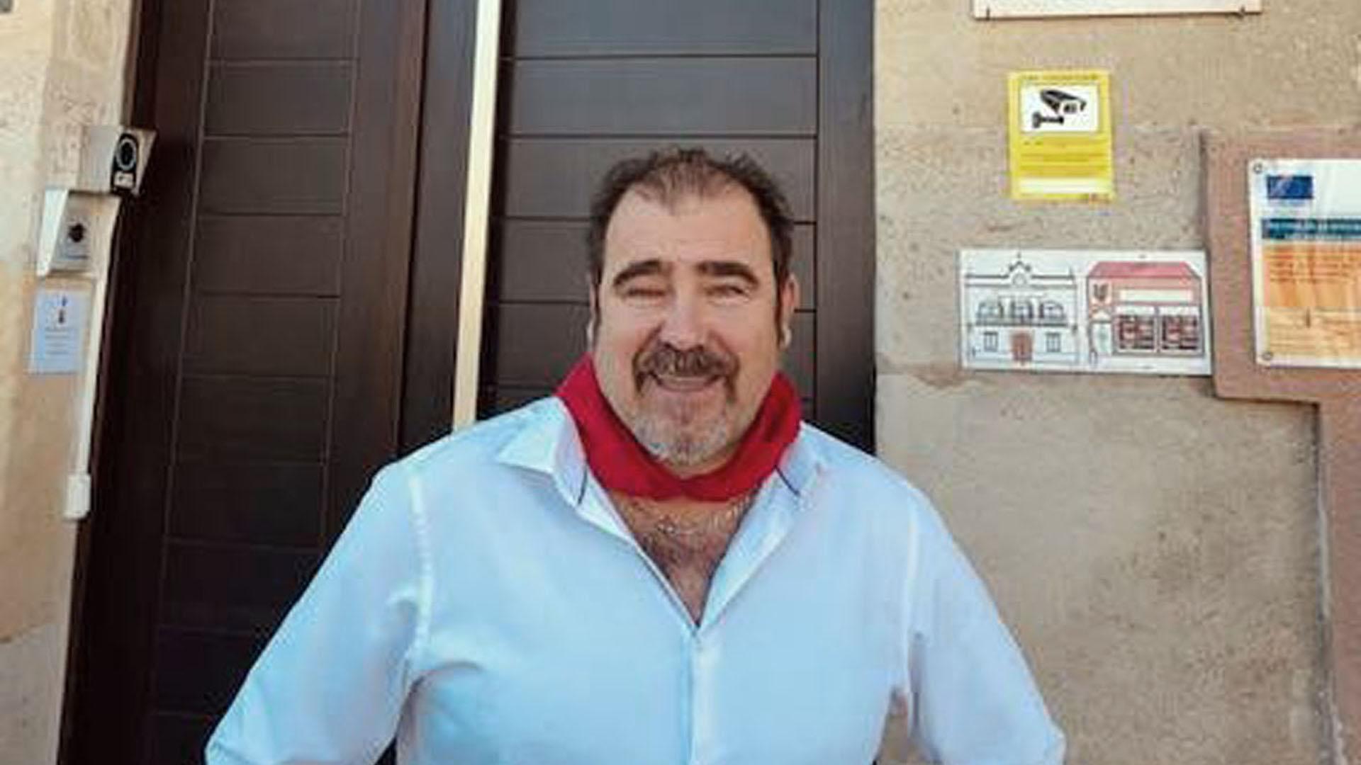 El alcalde de Mélida, Francisco Sesma, ante el edificio del ayuntamiento