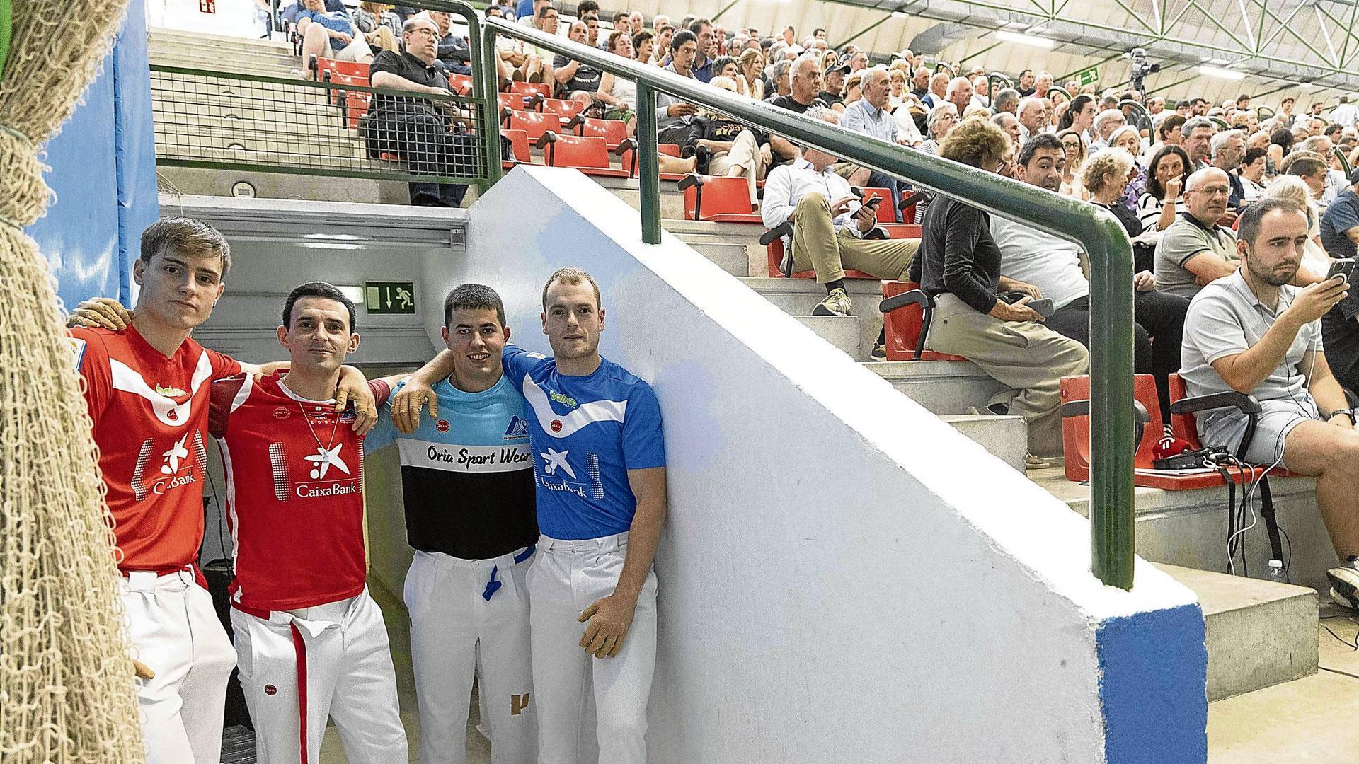 Iztueta, Altuna III, Tolosa y Laso posan en buena armonía en el pasillo del vestuario del Aritzbatalde, que registró una buena entrada
