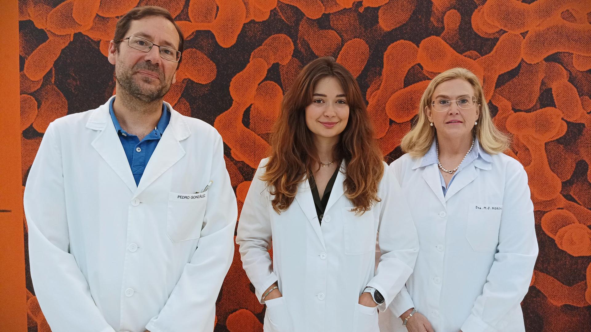 El Dr. Pedro González Muniesa y la Dra. María Jesús Moreno Aliaga, investigadores principales del proyecto “KRONODIABET”, y Ana Velasco (en el centro), doctoranda beneficiaria del programa FPU.