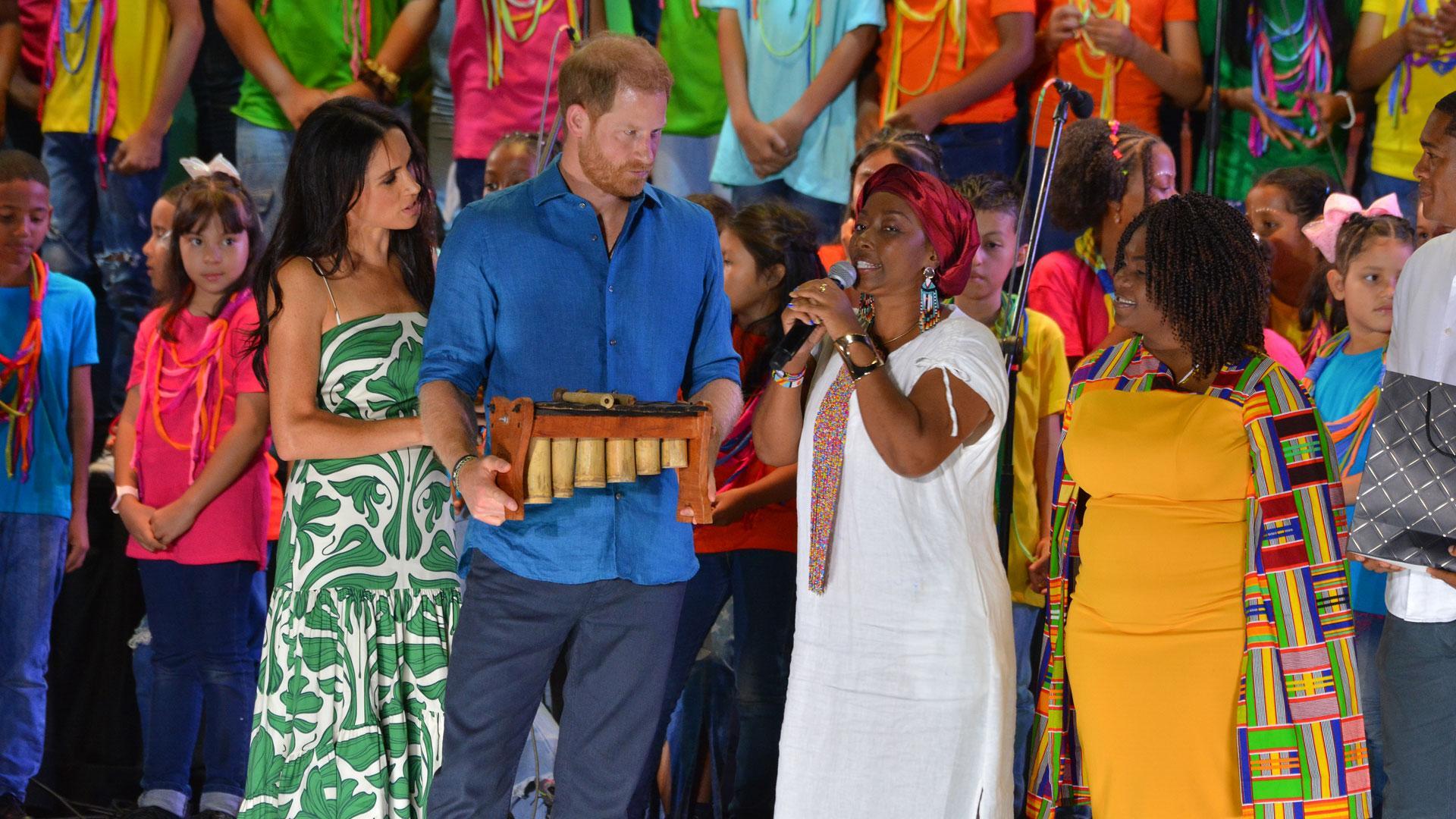 Los duques de Sussex Harry y Meghan recibierono un premio de la cantante Nidia Góngora y la vicepresidenta colombiana Francia Márquez durante el cierre del Festival Petronio Álvarez, en Cali (Colombia)