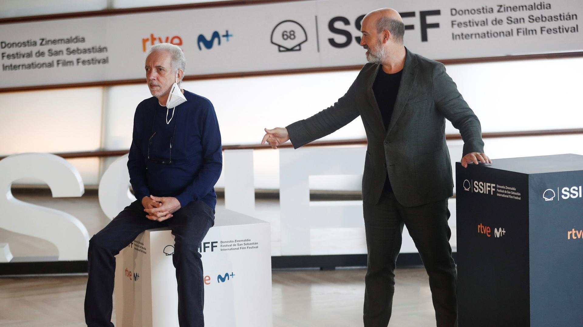 El director Fernando Trueba (i) y el actor Javier Cámara posan en San Sebastián