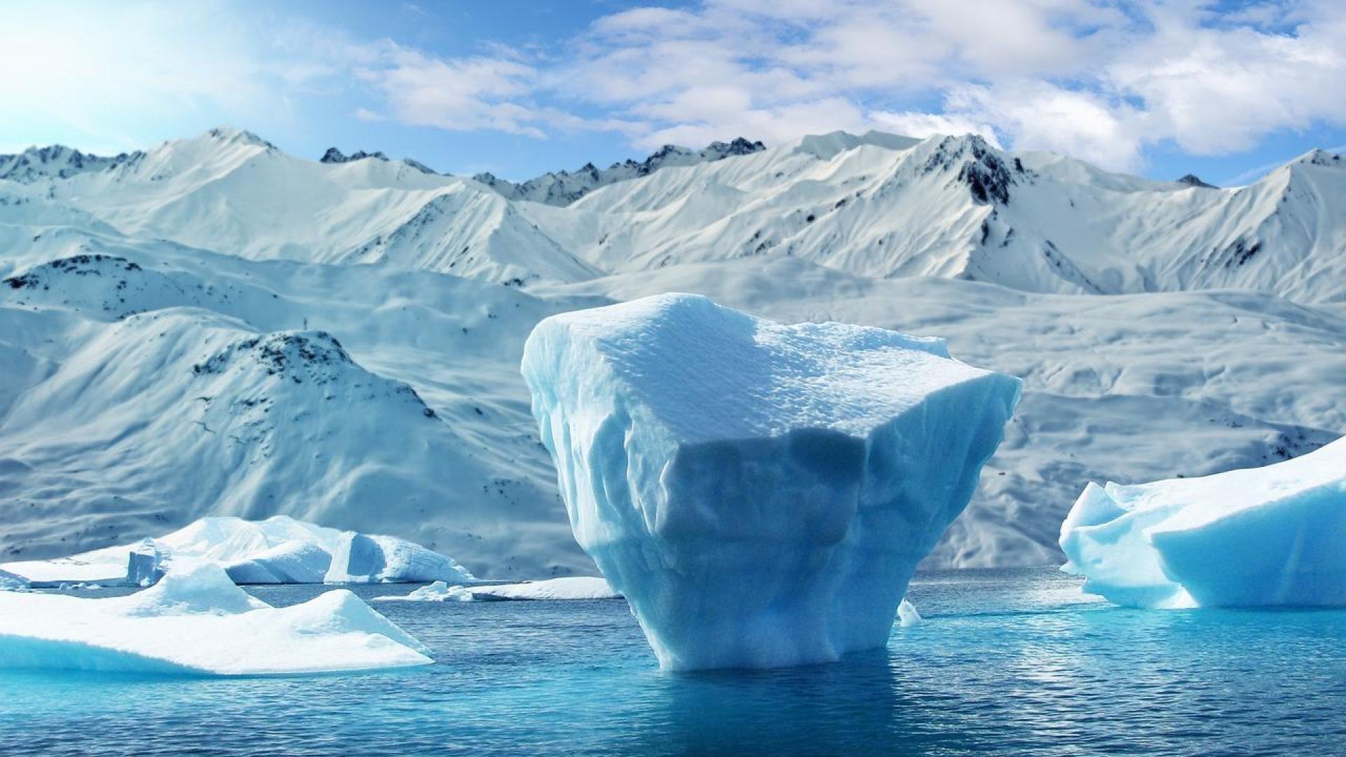 Los grandes icebergs suelen desplazarse con rapidez y absorbidos por la corriente circumpolar antártica