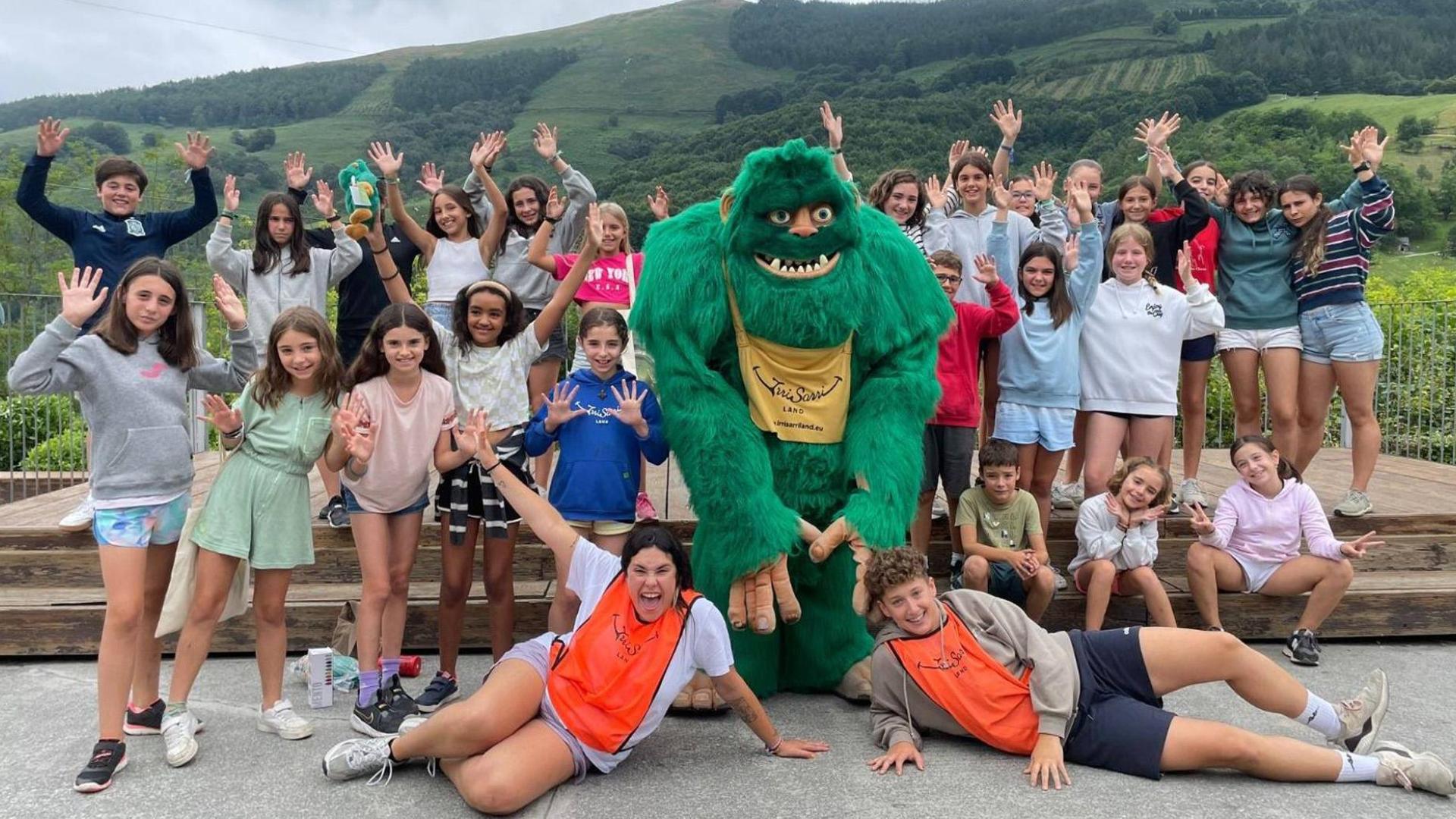 Niños y monitores de Irrisarri Land junto a ‘Baxi’, la mascota del parque