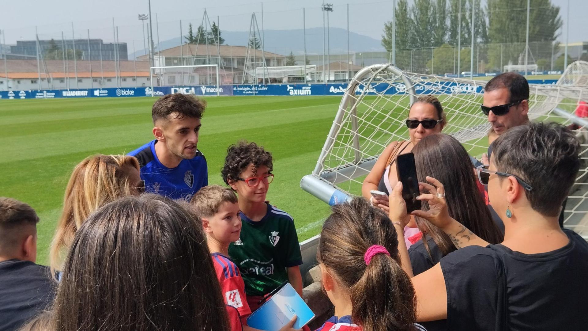 Aimar Oroz, rodeado de aficionados