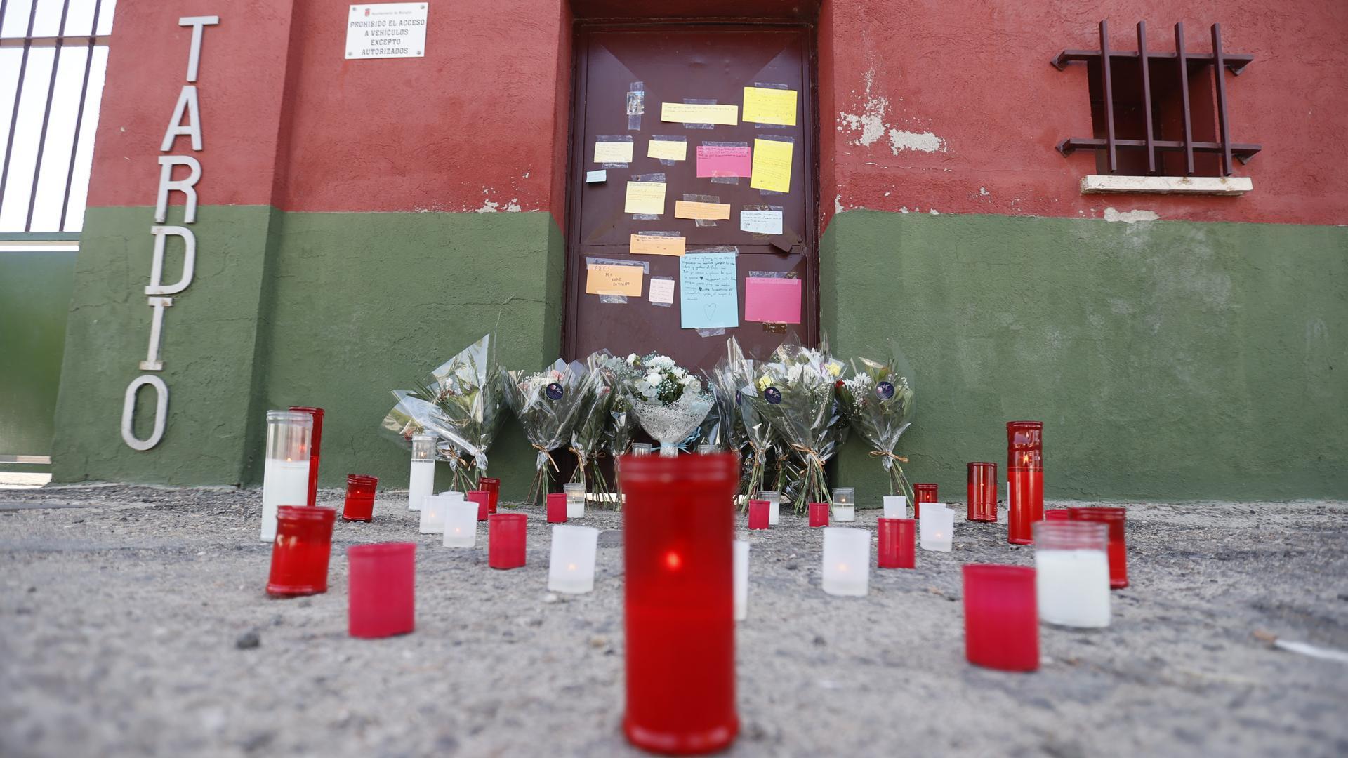 Velas y flores en homenaje ante el polideportivo Ángel Tardío en Mocejón (Toledo)