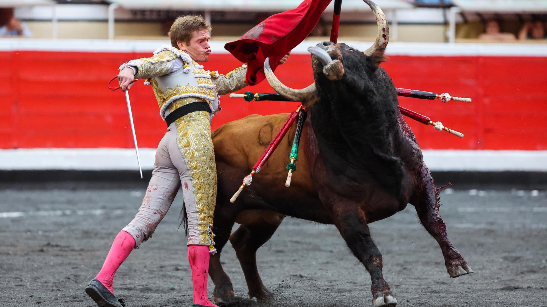 El diestro Borja Jiménez de un pase durante una corrida en la plaza de toros de Bilbao, este martes