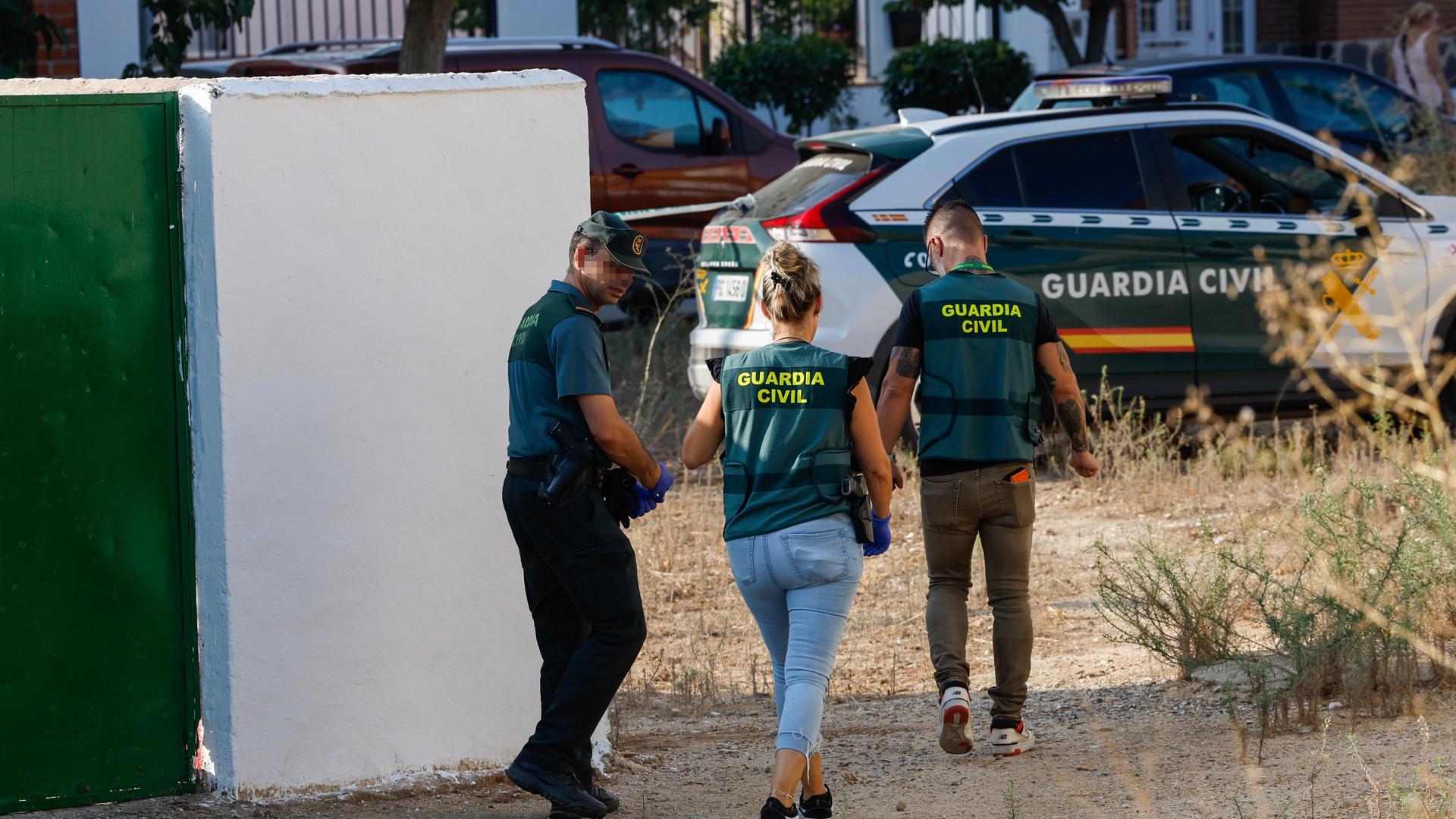 La Guardia Civil ha encontrado en las proximidades de la casa del padre del joven que presuntamente mató a Mateo en Mocejón (Toledo) dos cuchillos, uno de los cuales ha sido trasladado al laboratorio del instituto armado para analizarlo por si hubiera sido utilizado en el crimen