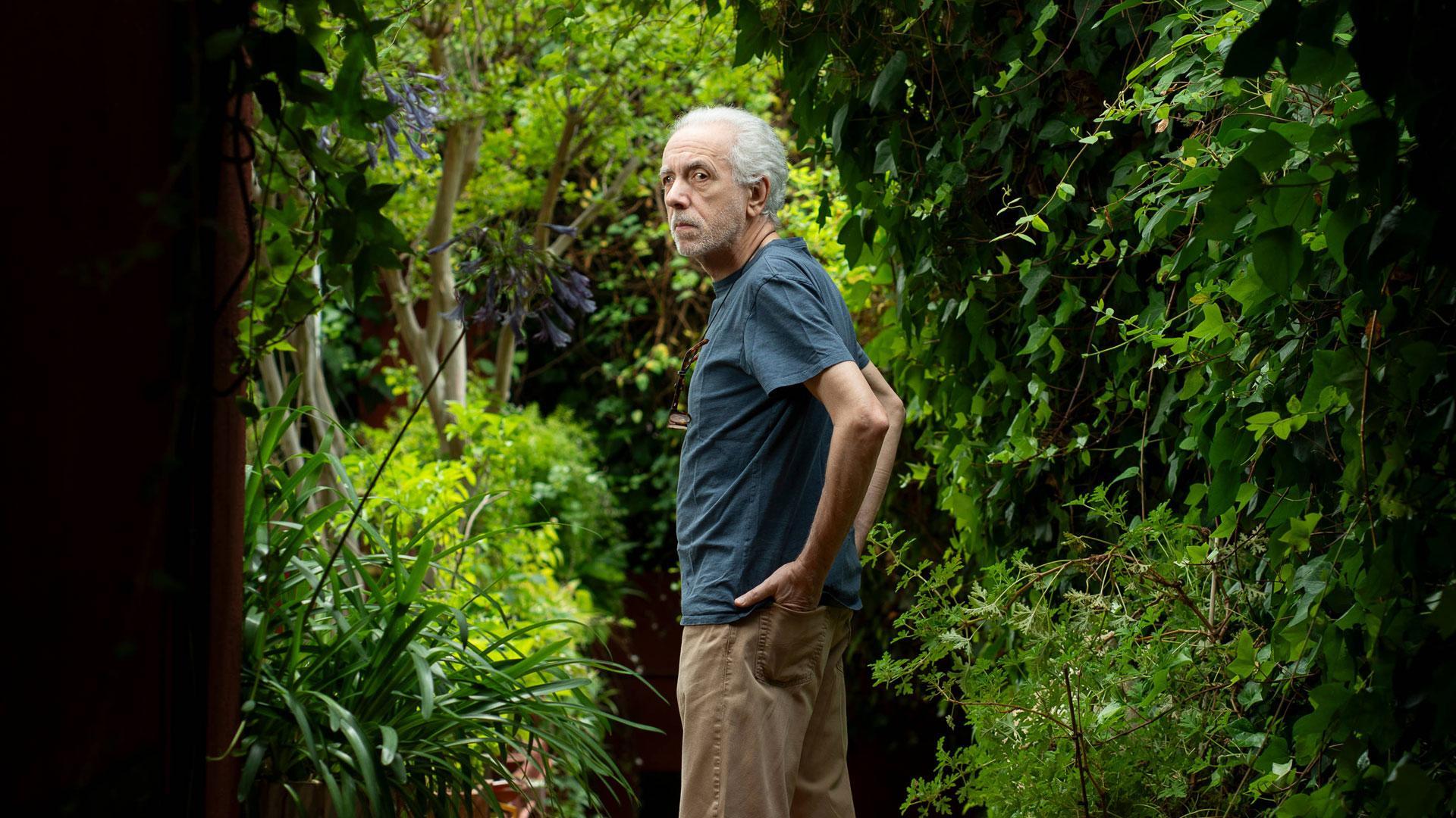 Fernando Trueba fotografiado en el jardín de su casa madrileña