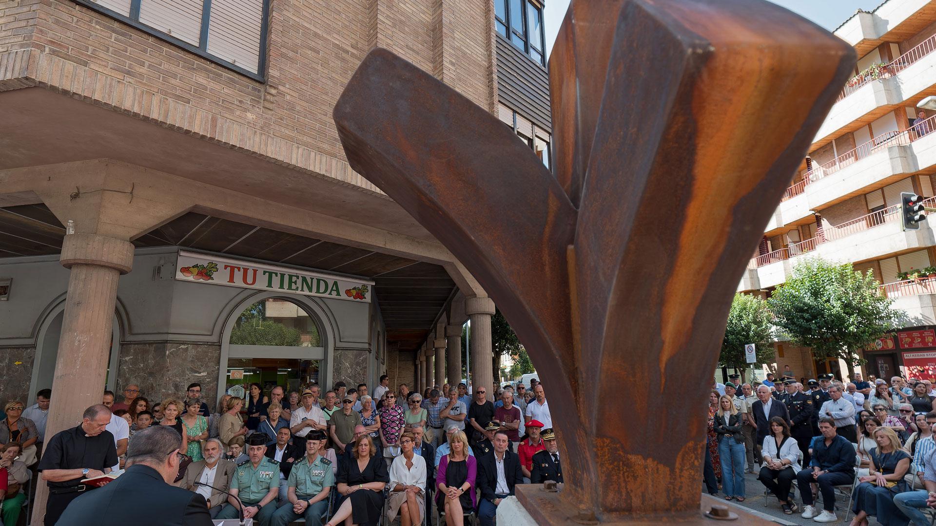 Acto de presentación de la escultura ‘Paz y recuerdo’ en homenaje a Antonio Fernández y José Ferri, asesinados en el atentado de ETA