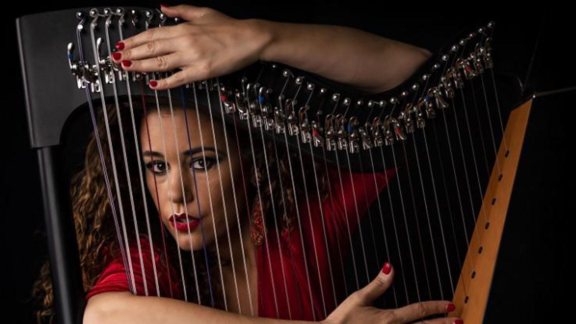 Ana Crismán, la primera y única artista en el mundo que interpreta y compone flamenco al arpa