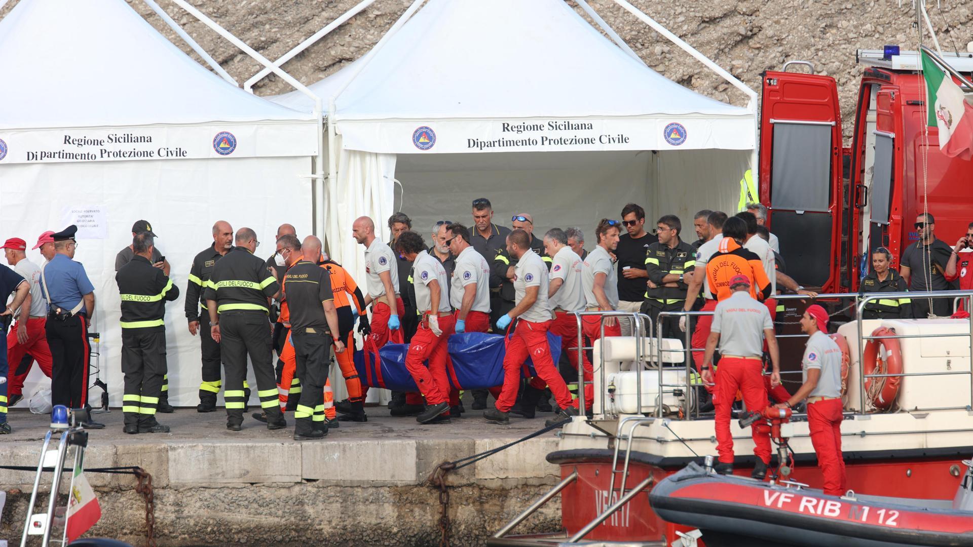 Rescate de los cadáveres recuperados del interior del yate hundido el pasado lunes frente a las costas de Sicilia