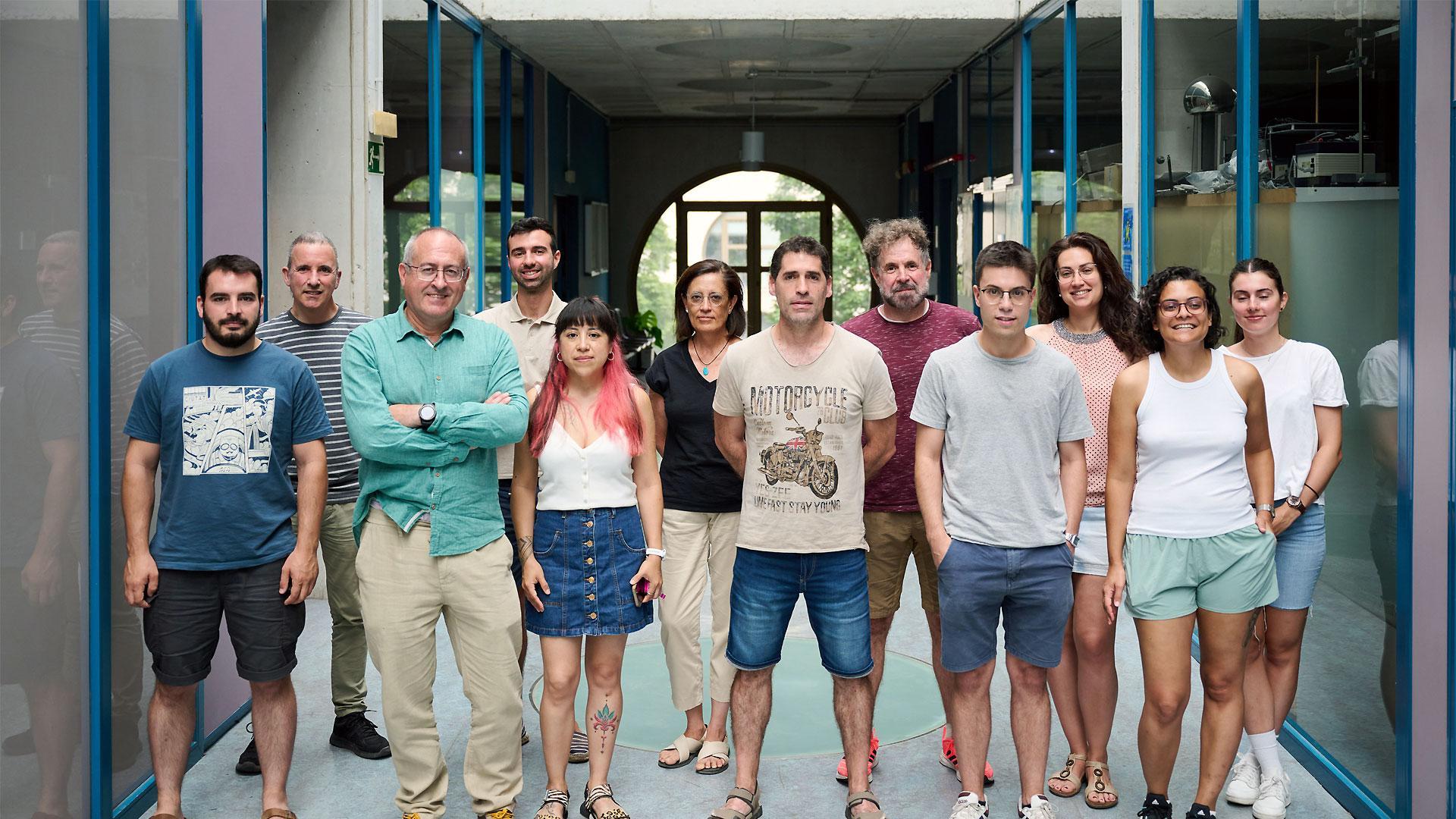 Investigadores del Grupo Propiedades Físicas y Aplicaciones de Materiales del Instituto INAMAT2 de la UPNA. De izq. a dcha.: Martín Zamarbide Gómara, Antonio Urbina Yeregui, Iñaki Pérez de Landazábal Berganzo, Eduardo Ordoqui Huesa, Elisa Gabriela Herrera, Cristina Gómez Polo, Vicente Sánchez-Alarcos Gómez, Vicente Recarte Callado, David Gandía Aguado, Alba Martínez Jiménez, Deborah Liguori y Saioa Sierra Fernández