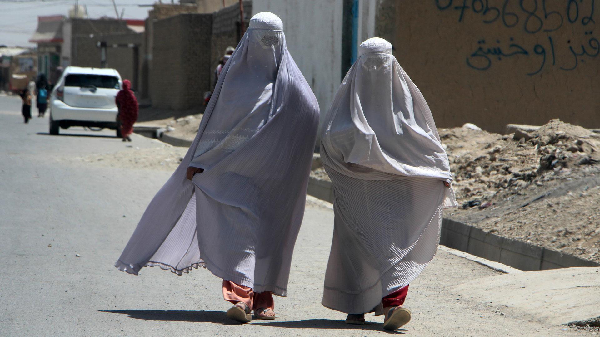 Dos mujeres afganas con burka
