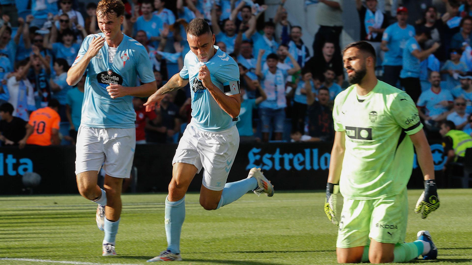 El delantero del Celta Iago Aspas (c) celebra tras marcar el segundo gol ante el Valencia