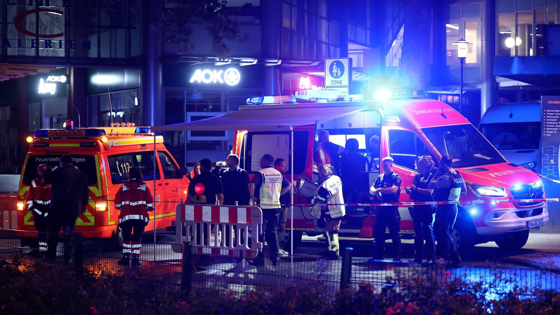 Servicios de emergencia en el lugar en el que se ha producido un ataque con cuchillo durante el festival de Solingen en Alemania