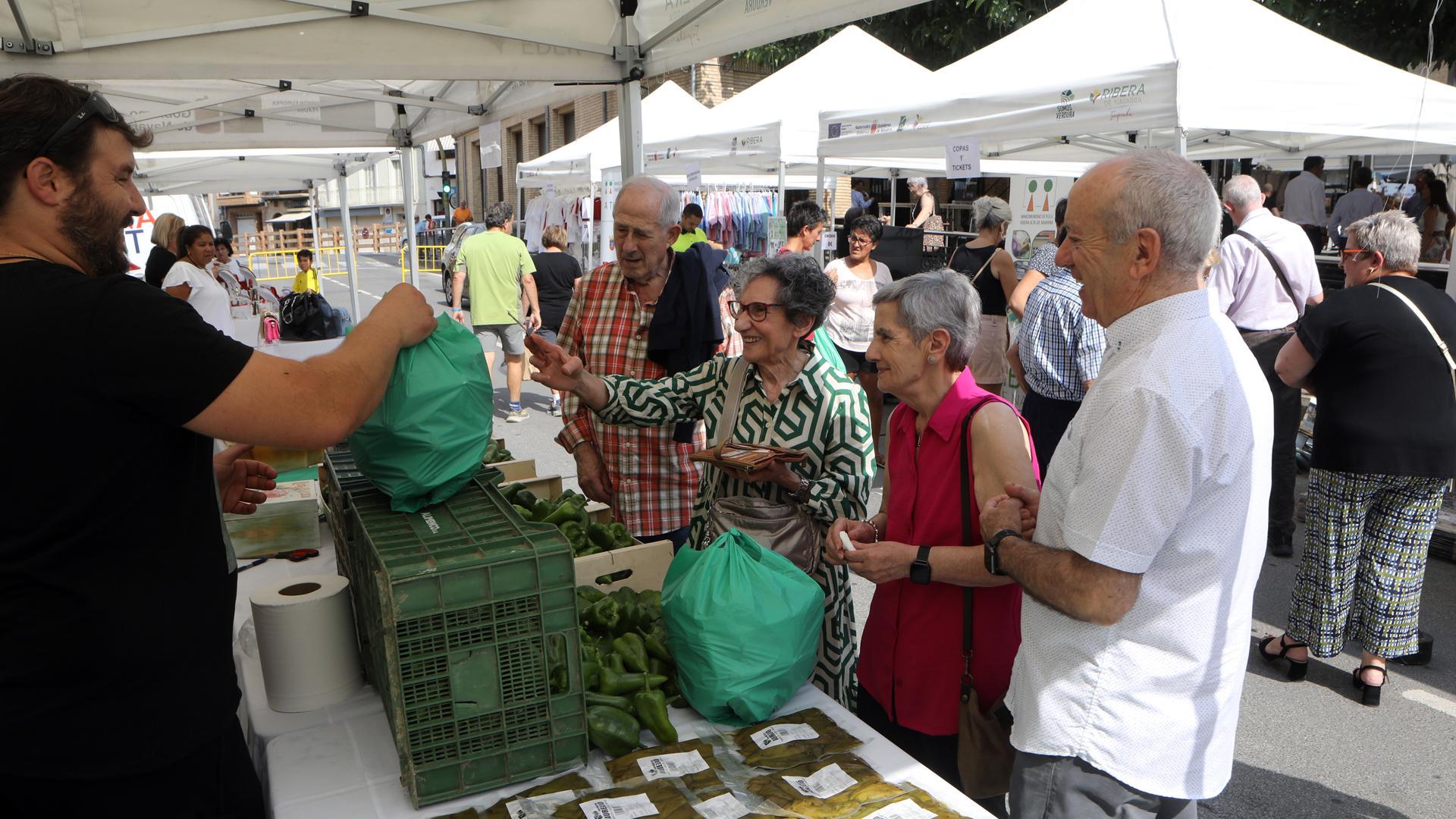 Vecinos de Peralta y visitantes se congregaron a lo largo de la calle Irurzun para observar los distintos puestos gastronómicos