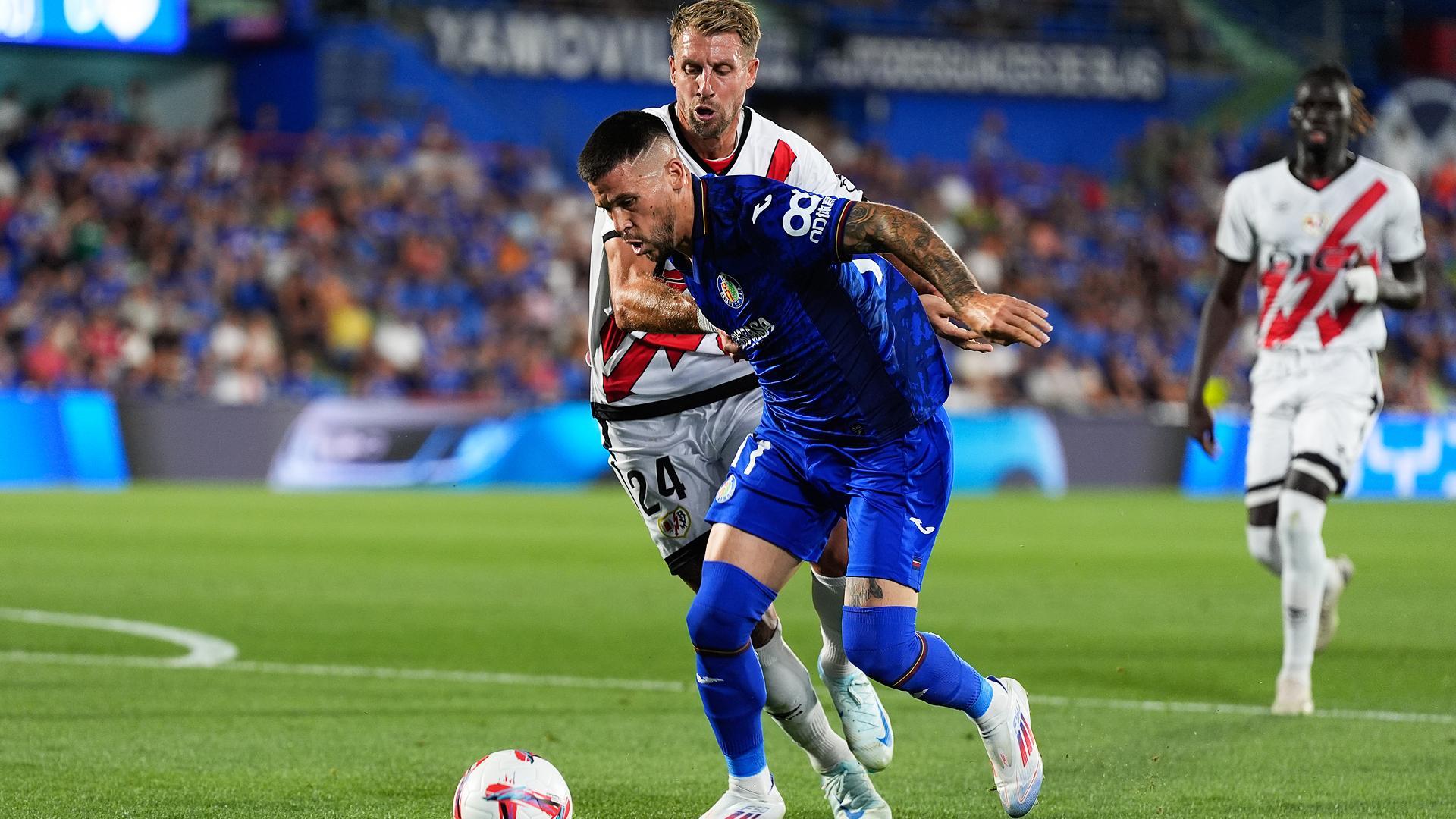 El rayista Lejeune trata de frenar el avance de Carles Pérez, del Getafe