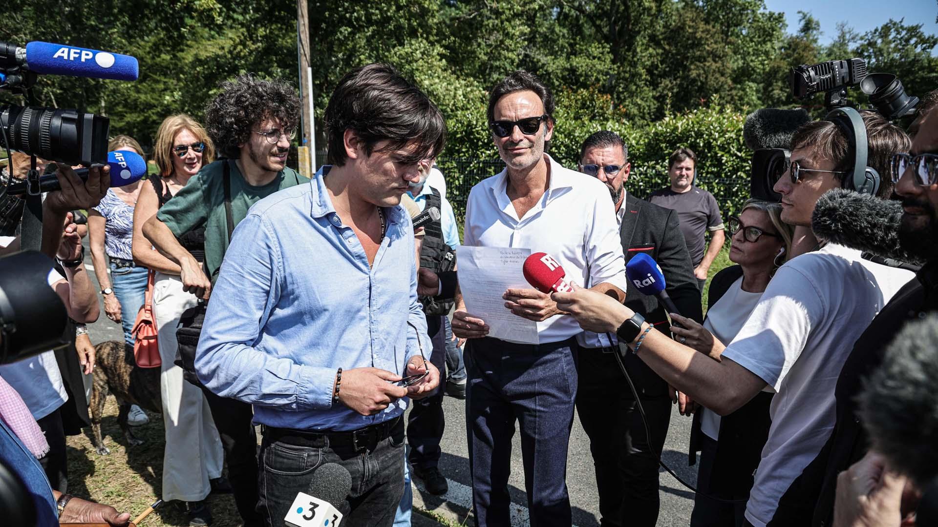 Anthony y Alain-Fabien, hijos de Alain Delon, atienden a la prensa tras el entierro de su padre