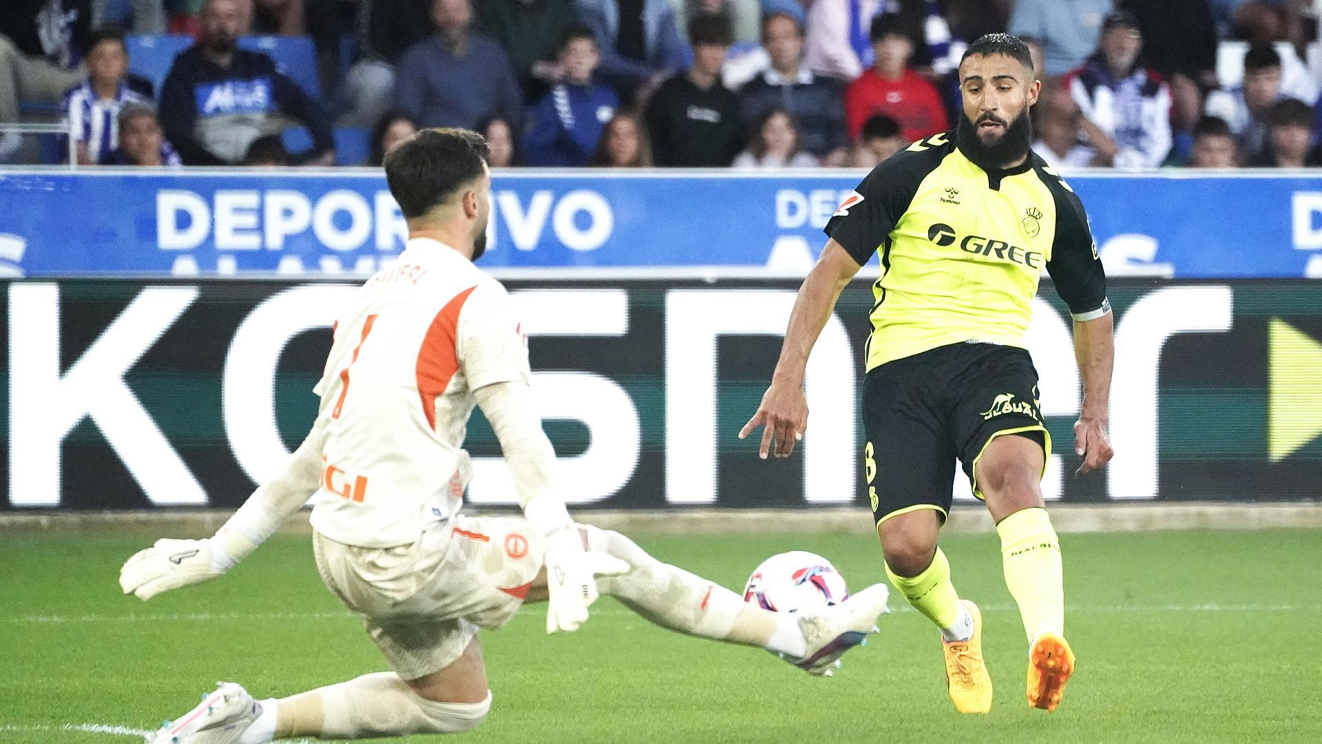 Sivera saca un pie ante el mano a mano con Fekir evitando el tanto del francés