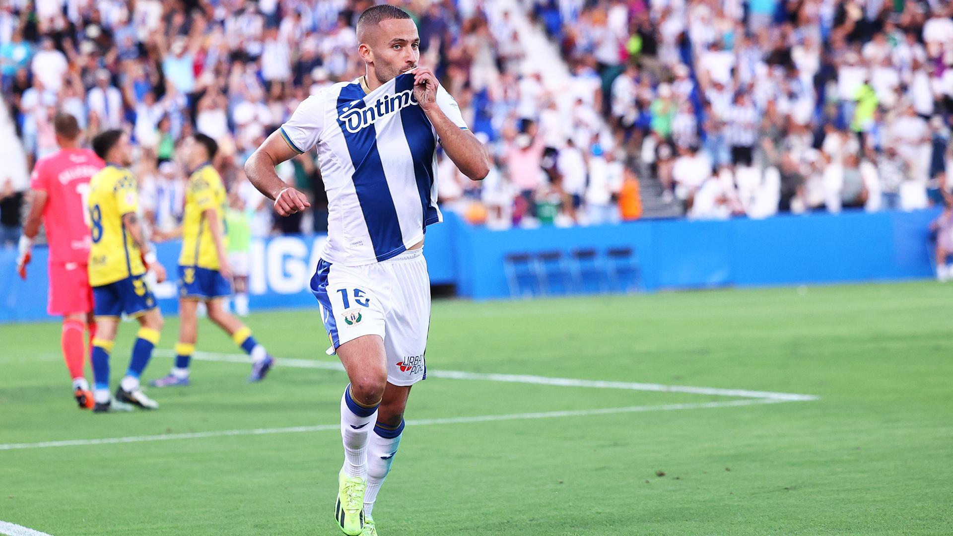 Enric Franquesa se besa el escudo de la camiseta tras anotar el 2-0 para el Leganés contra la U.D. Las Palmas