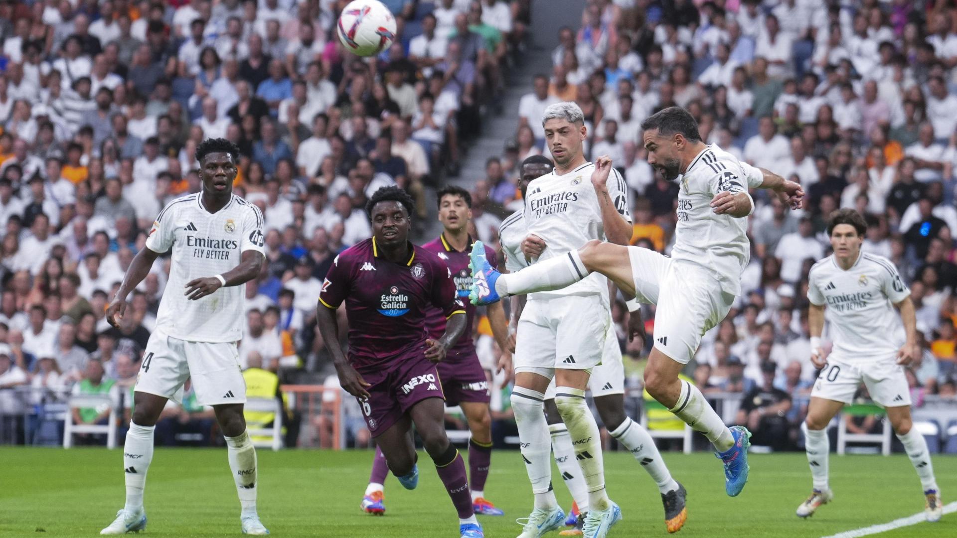 Enzo Boyomo, ayer en el Santiago Bernabéu en una jugada rodeado de jugadores del Real Madrid