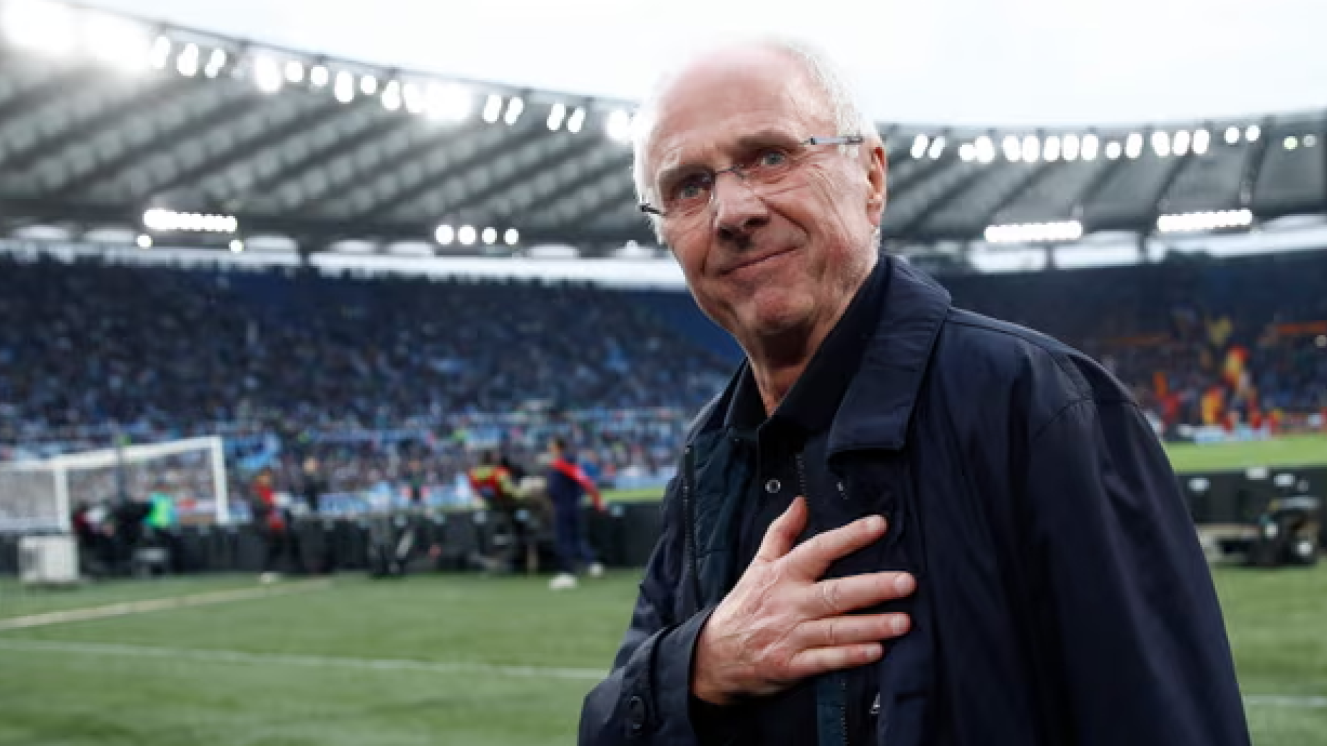Sven-Göran Eriksson saluda a los aficionados de la Lazio durante una visita al Stadio Olimpico en marzo de 2023