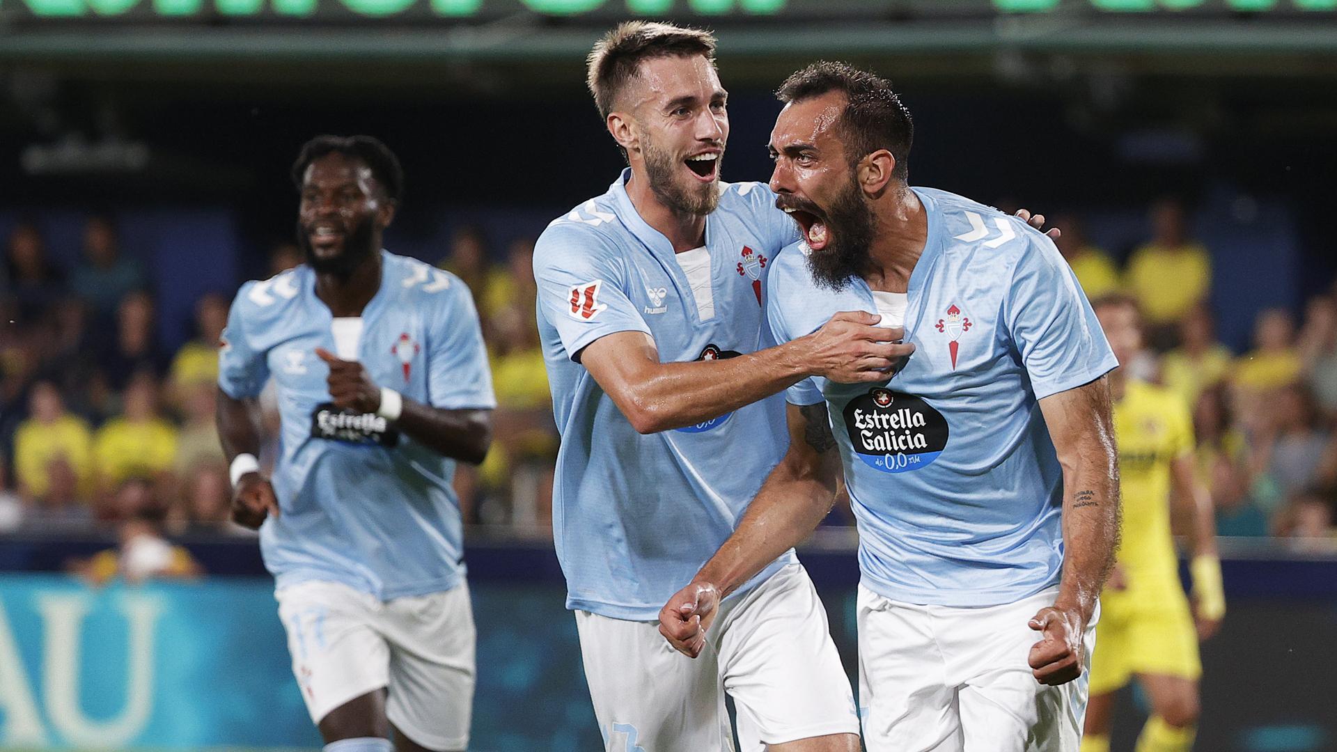 Borja Iglesias, autor del primer tanto del encuentro, felicitado por Mingueza, quien marcó un gol y dio una asistencia