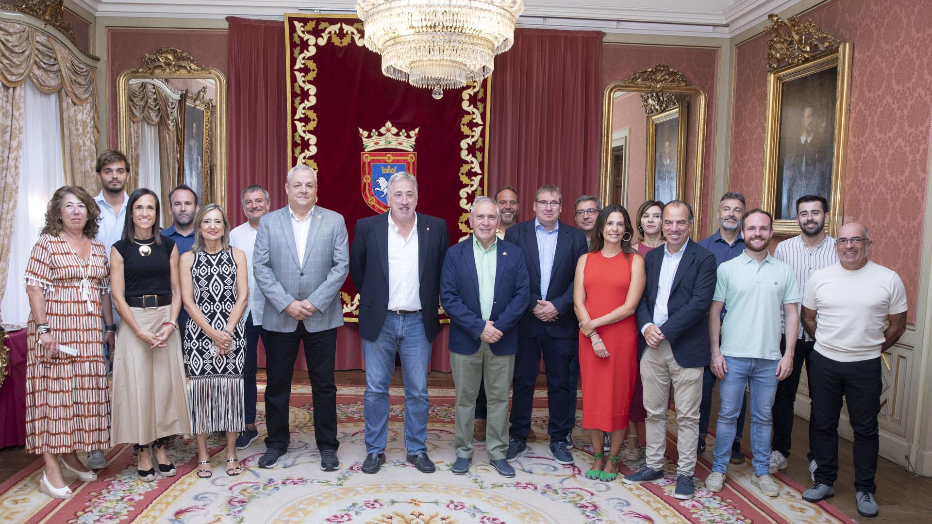 El pelotari olímpico Joaquín Arbeloa Álvarez, y el investigador y entrenador José Mª Echeverría Larrea en la Casa Consistorial