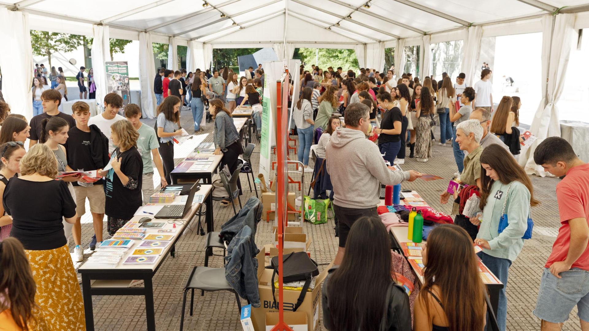 Alumnos de primer curso, en la jornada de bienvenida de la UPNA, en septiembre de 2023.