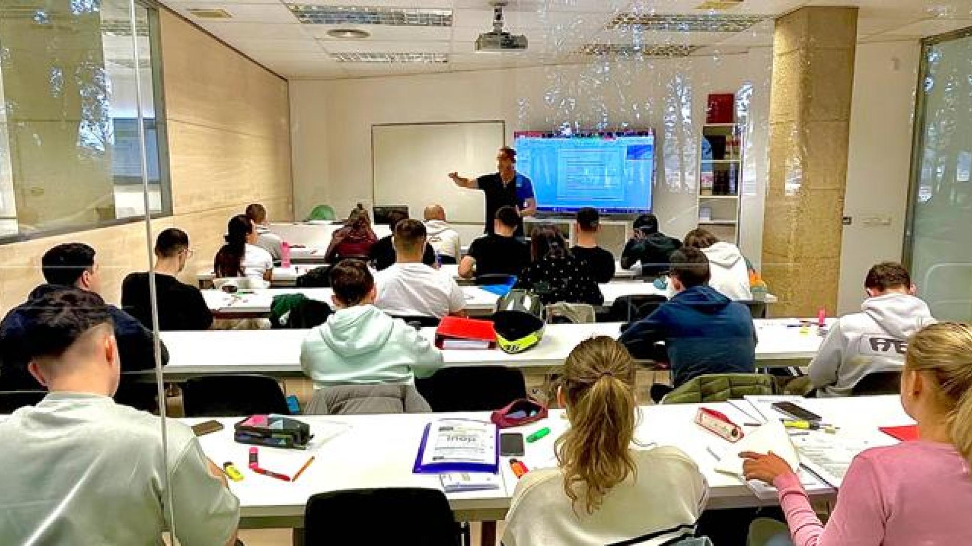 Alumnos de INOP, en una clase de Policía Foral