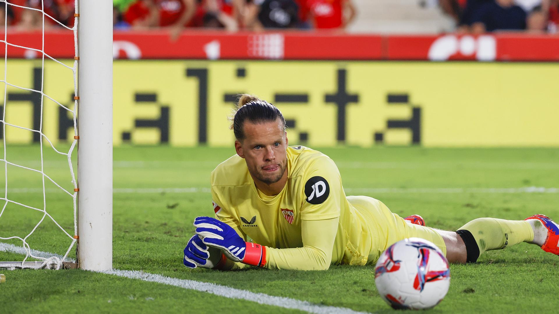 El meta del Sevilla, Orjan Nyland, observa el esférico tras una jugada del encuentro
