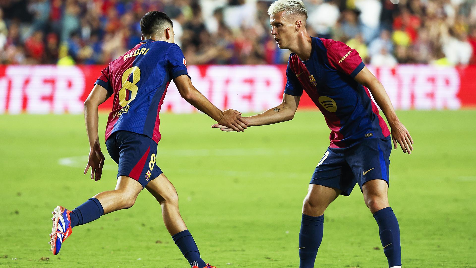 Pedri y Dani Olmo se saludan tras anotar el primero el 1.1 contra el Rayo Vallecano