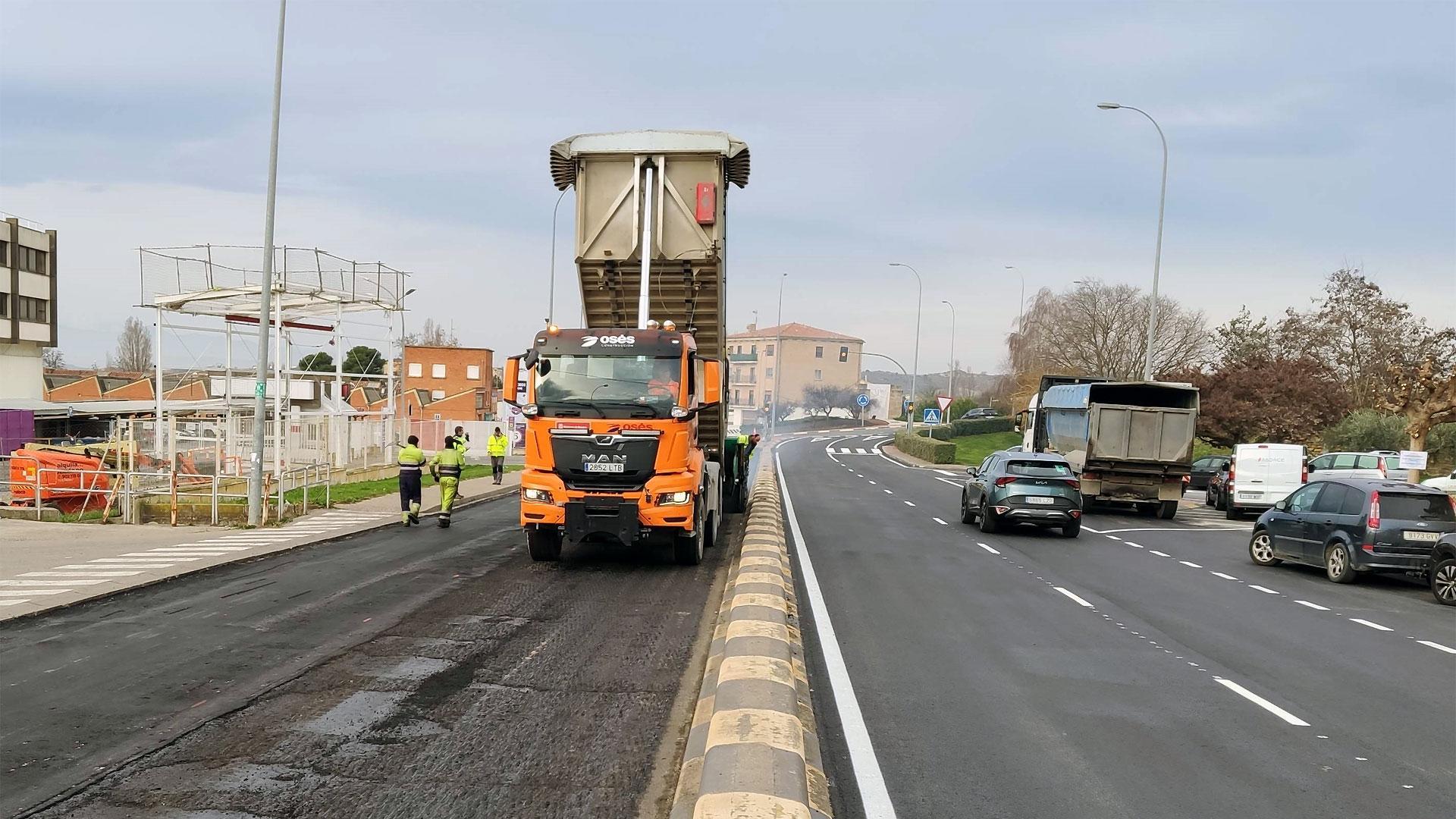 Trabajos de asfaltado en una carretera navarra