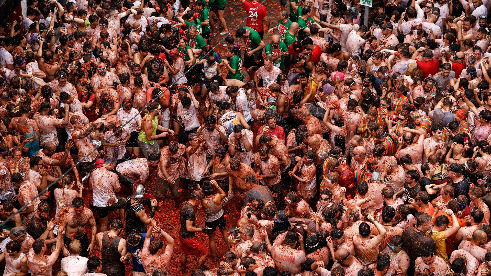 La localidad valenciana de Buñol celebra su mundialmente conocida Tomatina, una tradicional "batalla campal" a tomatazo limpio que espera más de 20.000 participantes
