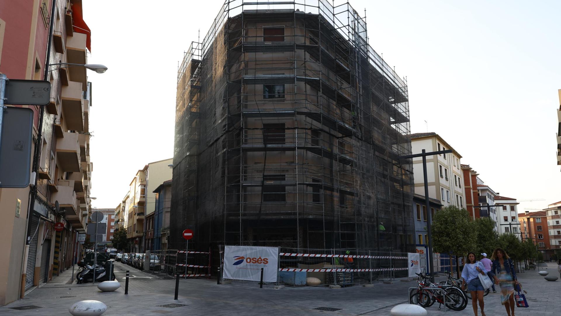 El antiguo cine Guelbenzu, rodeado de andamios