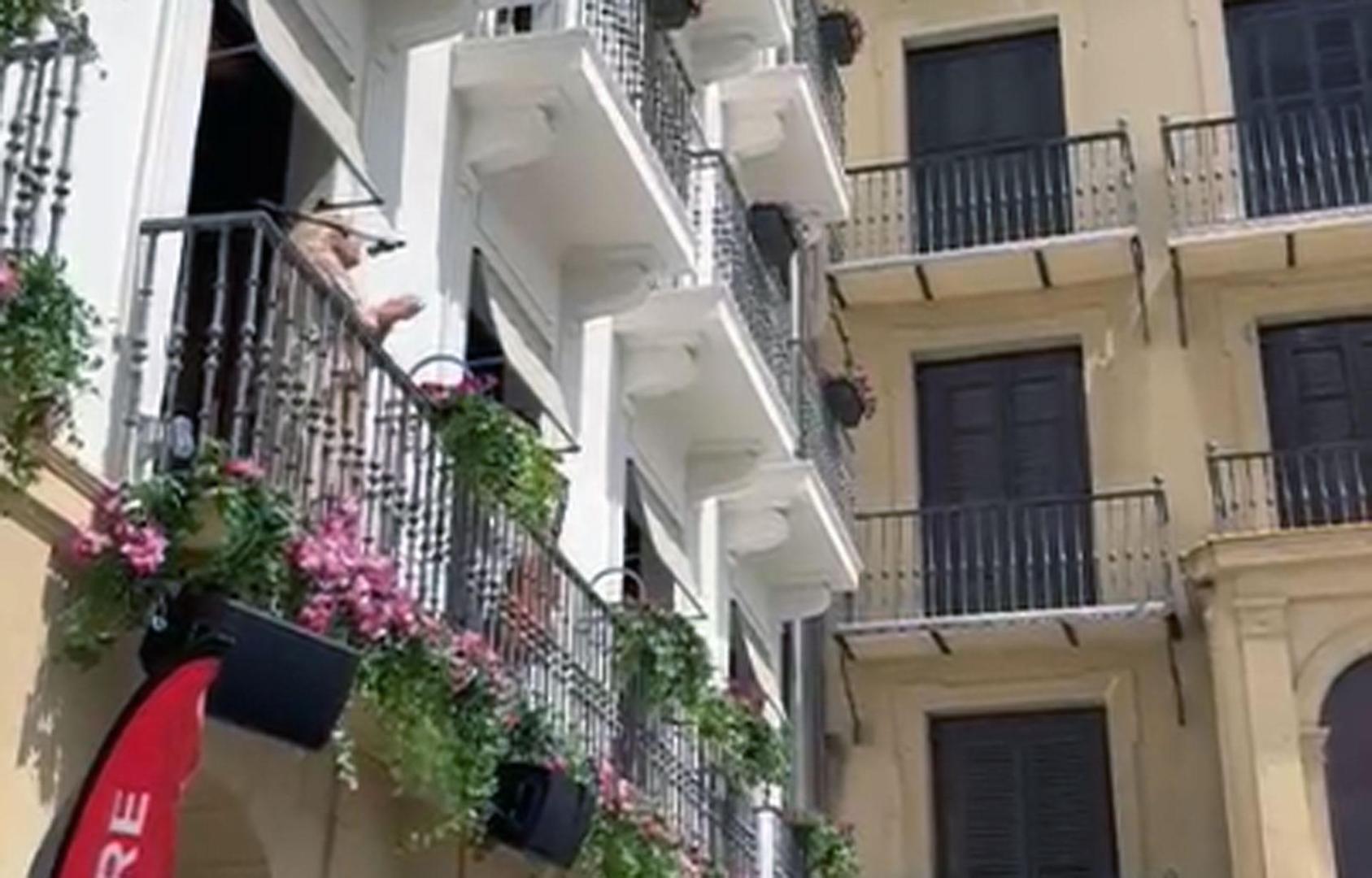 La cantaora Salomé Pavón ha actuado este jueves desde el balcón del Hotel La Perla de Pamplona dentro del ciclo 'Calles, Balcones y Patios' del Festival Flamenco On Fire 2024.