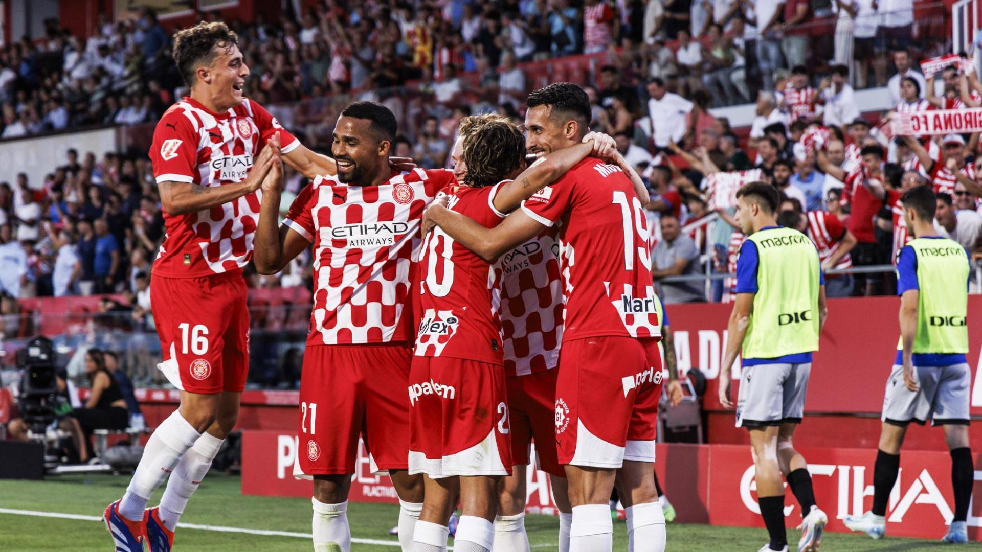 Los jugadores del Girona celebran el 2-0, obra de Tsygankov