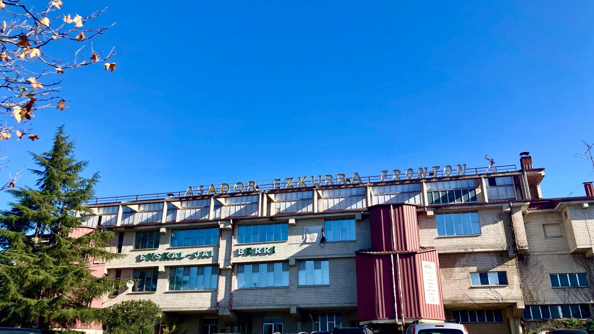 Exterior del frontón Euskal Jai Berri de Huarte, cerrado al público
