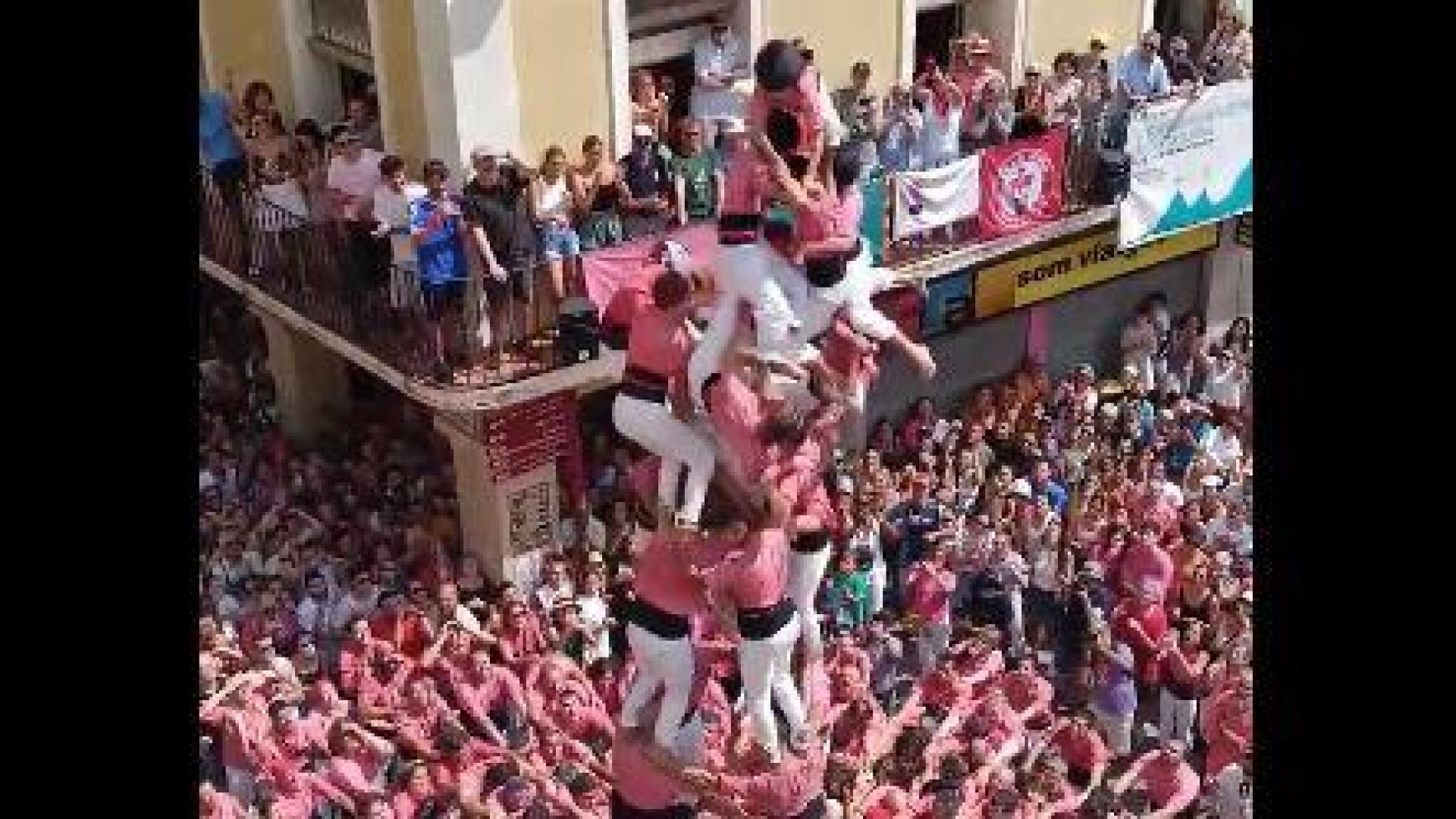 Momento de la caída del castell (castillo humano) en Vilafranca del Penedés
